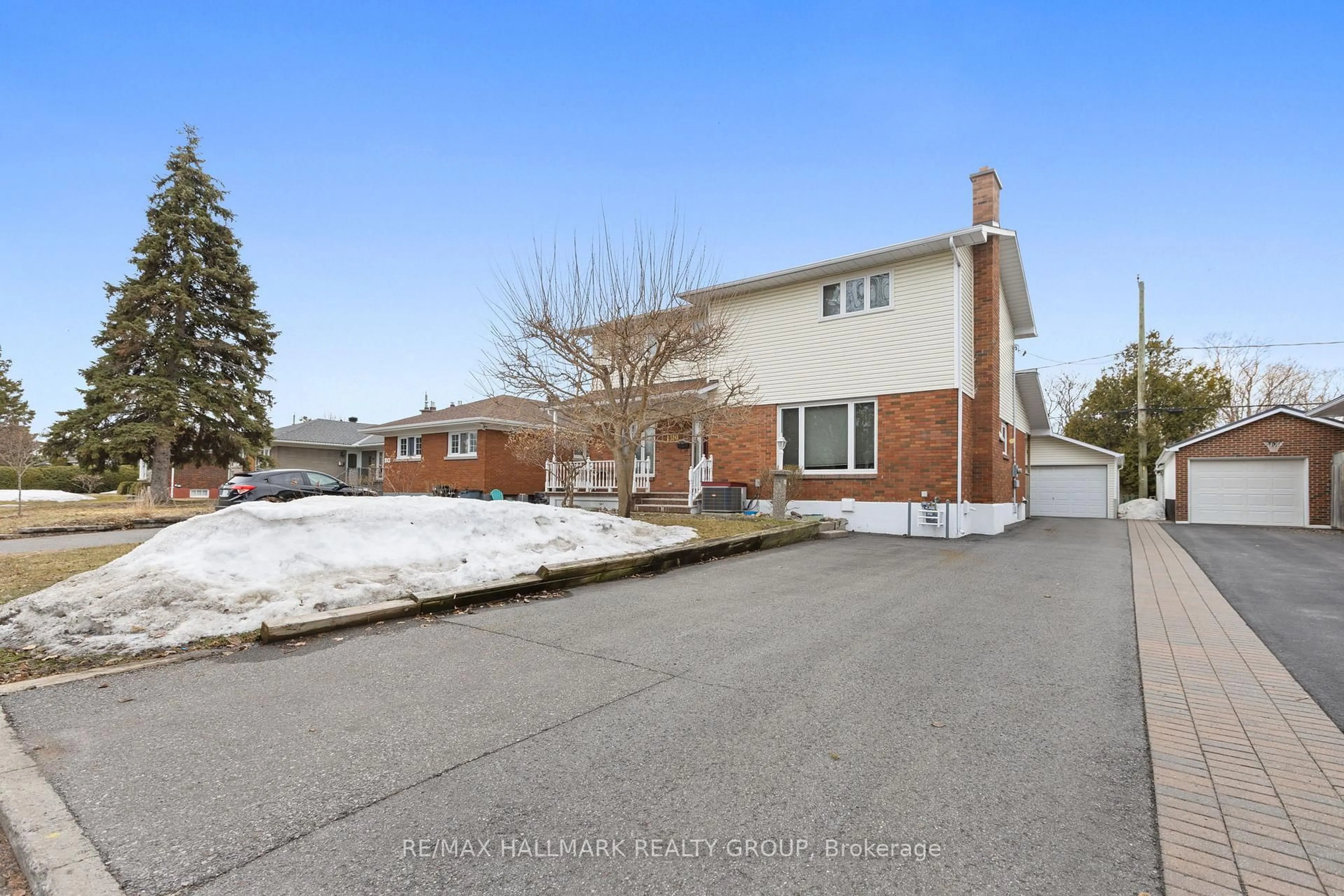 A pic from outside/outdoor area/front of a property/back of a property/a pic from drone, street for 1310 Ferguson St, Ottawa Ontario K2C 2K4