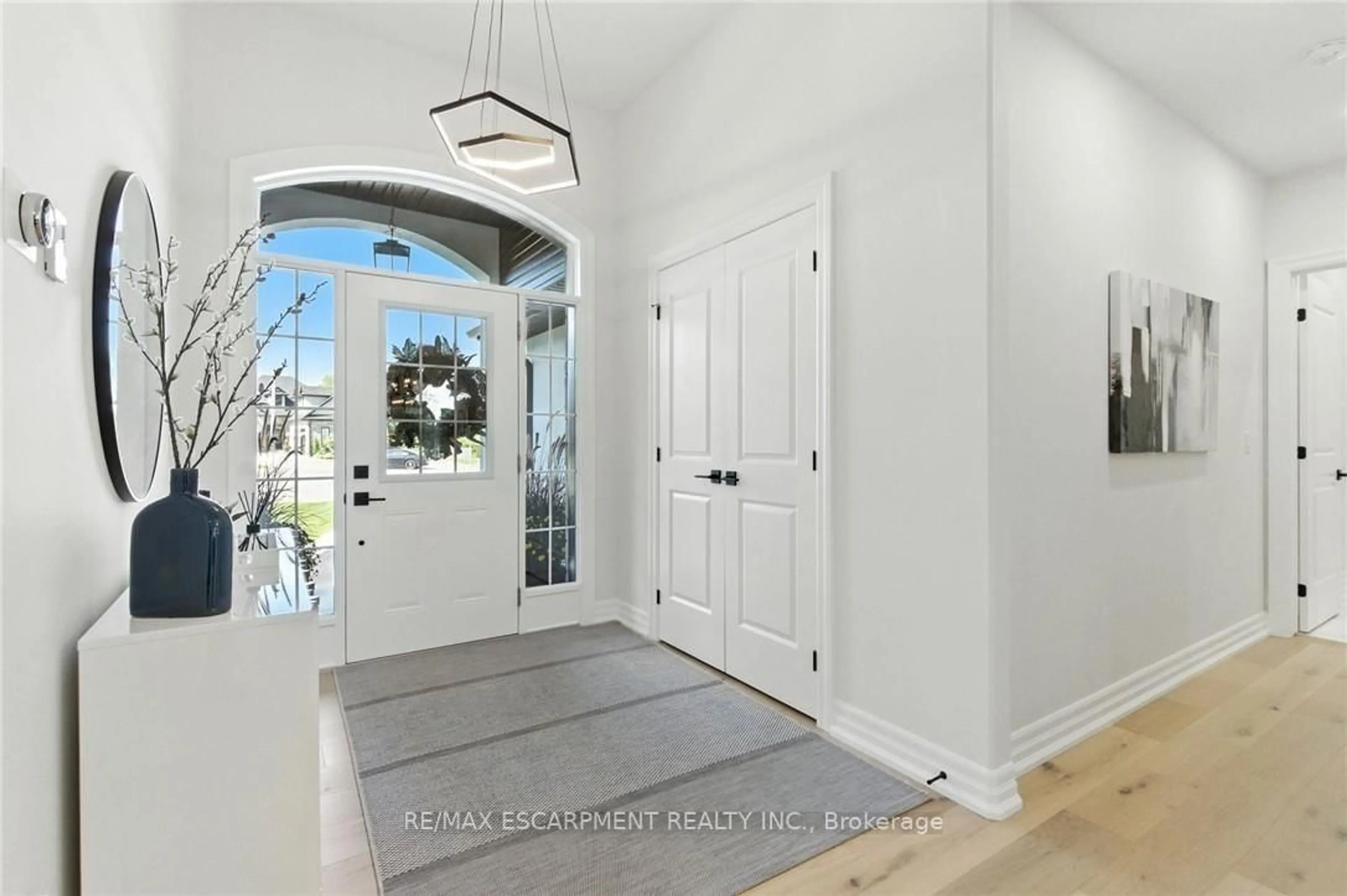 Indoor entryway for 270 Charles St, Norfolk Ontario N0E 1Y0