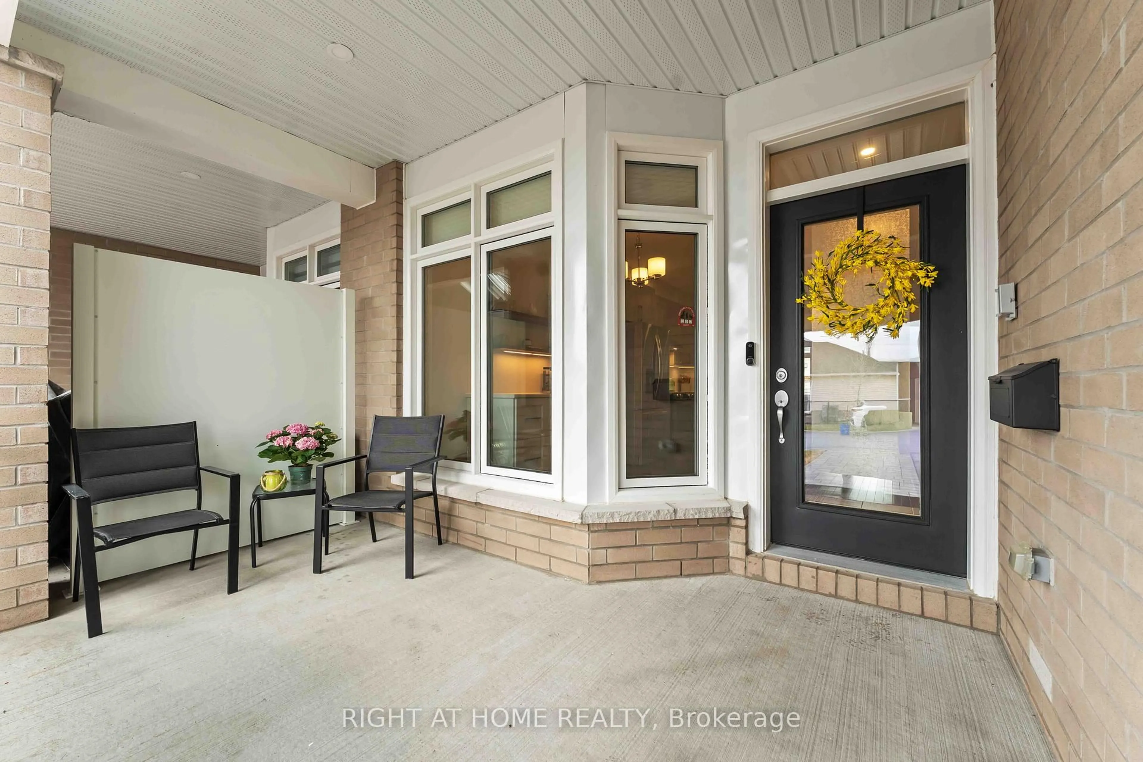 Indoor entryway for 14 Kayenta St, Ottawa Ontario K2S 2K8