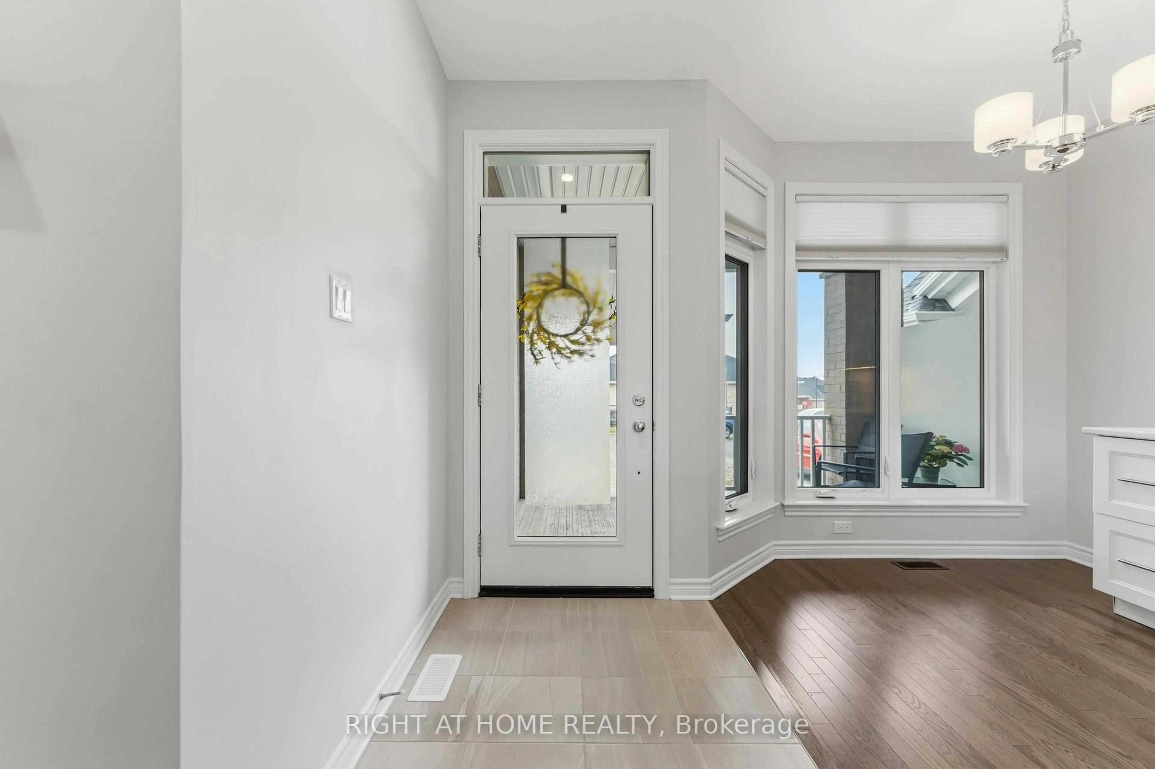 Indoor entryway for 14 Kayenta St, Ottawa Ontario K2S 2K8