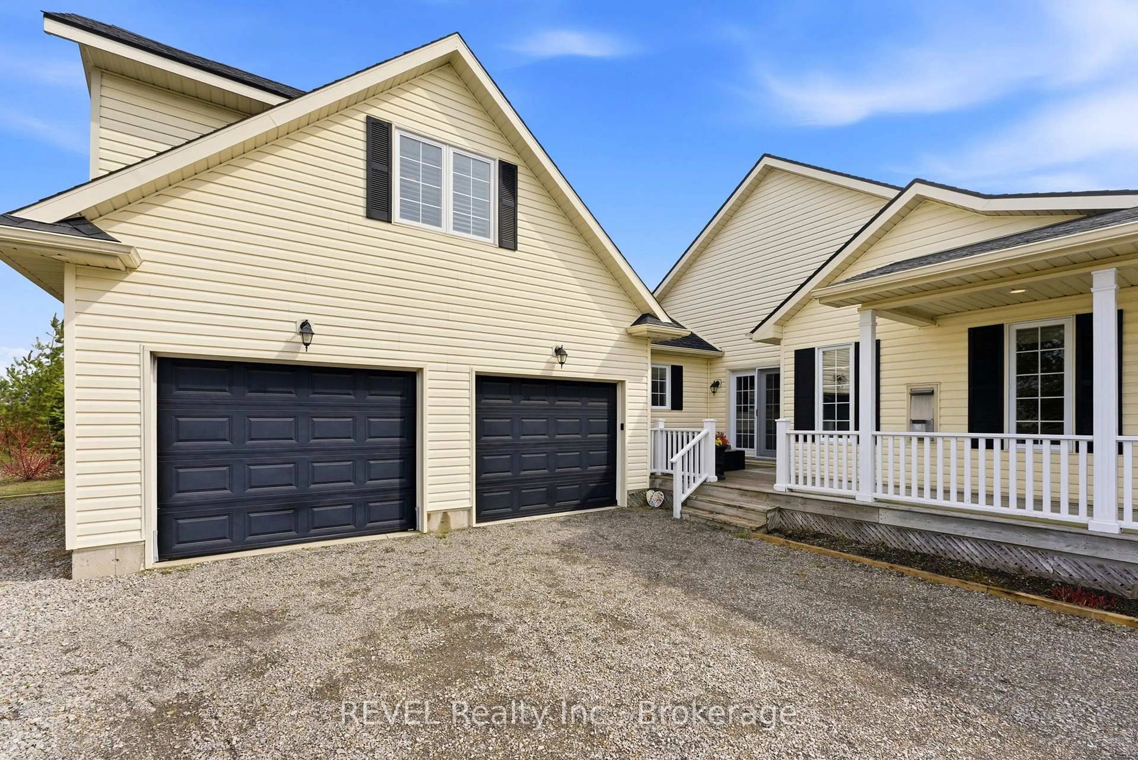 Home with vinyl exterior material, street for 17 Stonehaven Rd, Haldimand Ontario N1A 2W6