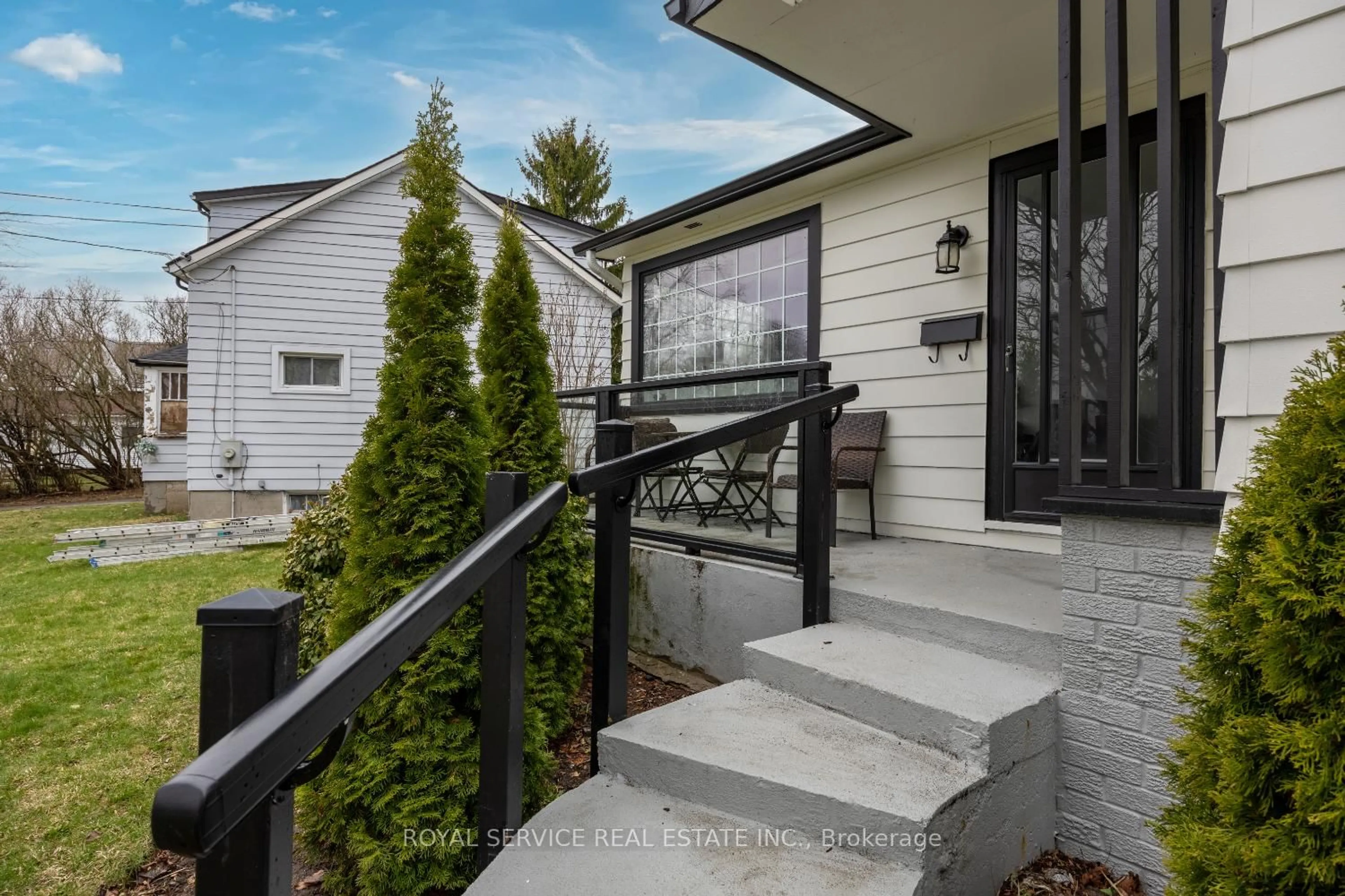 Home with vinyl exterior material, street for 448 Boulton St, Cobourg Ontario K9A 1X9