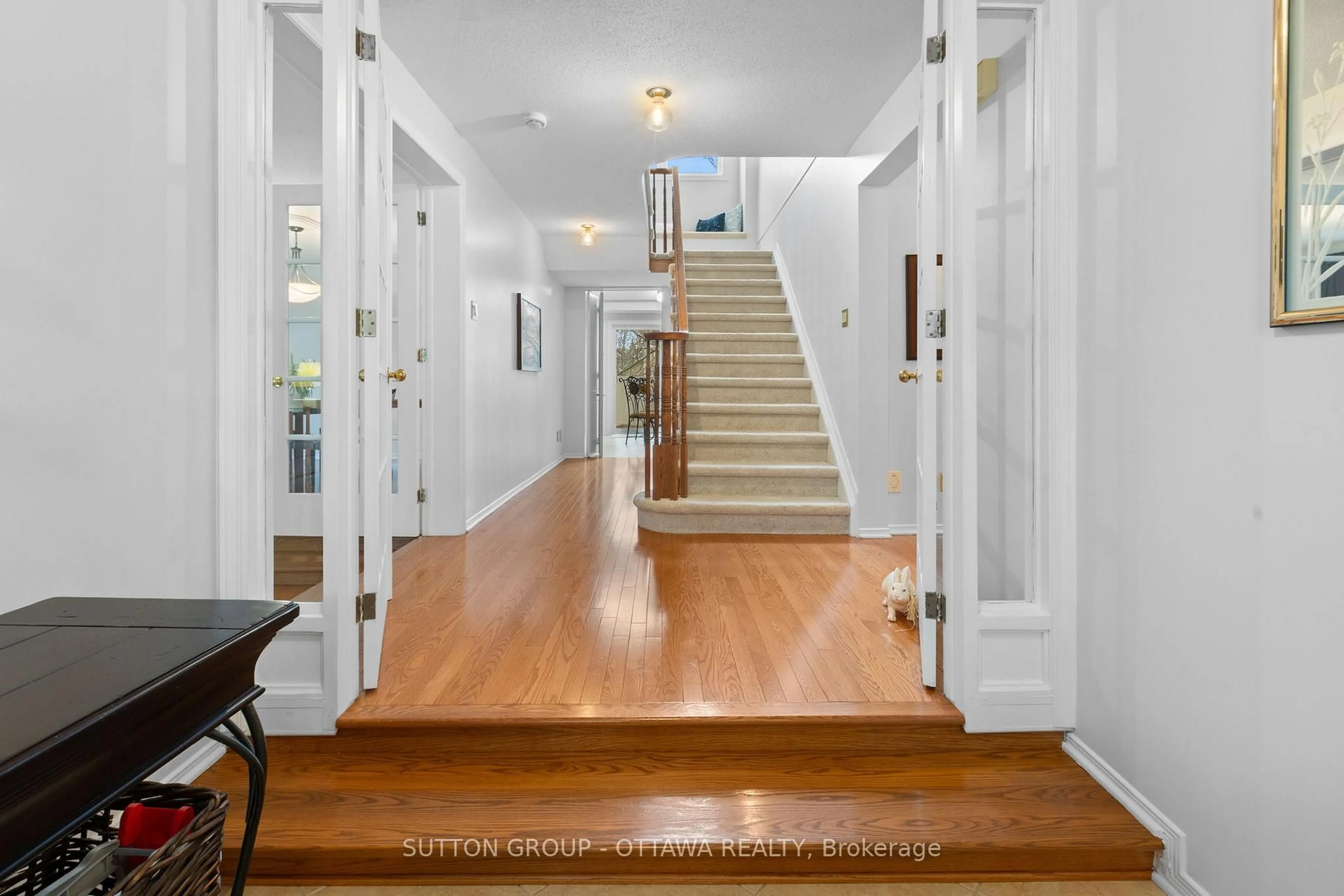 Indoor foyer for 540 Des Conifers Cres, Ottawa Ontario K4A 3E2