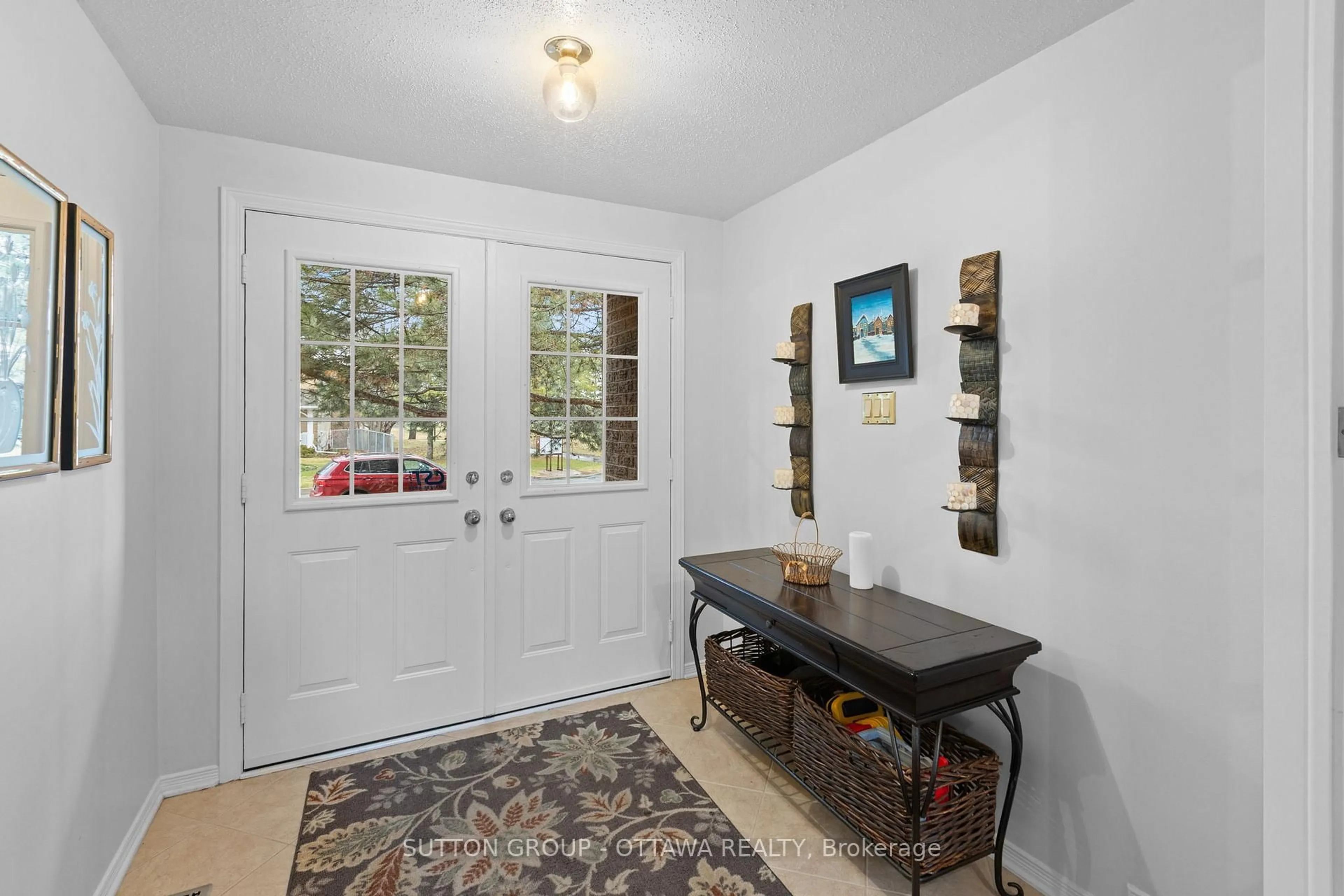 Indoor entryway for 540 Des Conifers Cres, Ottawa Ontario K4A 3E2