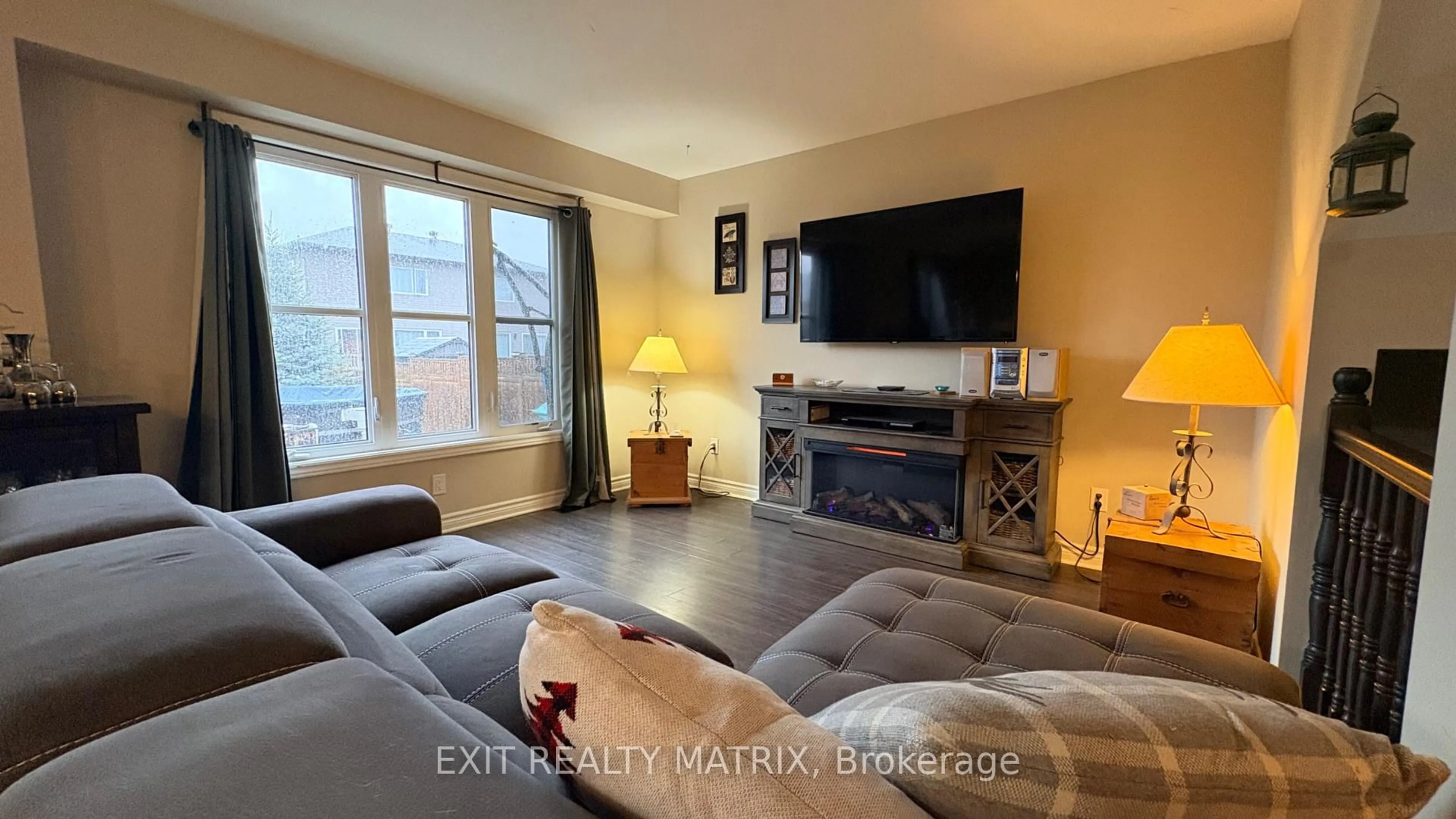 Living room with furniture, wood/laminate floor for 371 Trillium Circ, Alfred and Plantagenet Ontario K0A 3K0