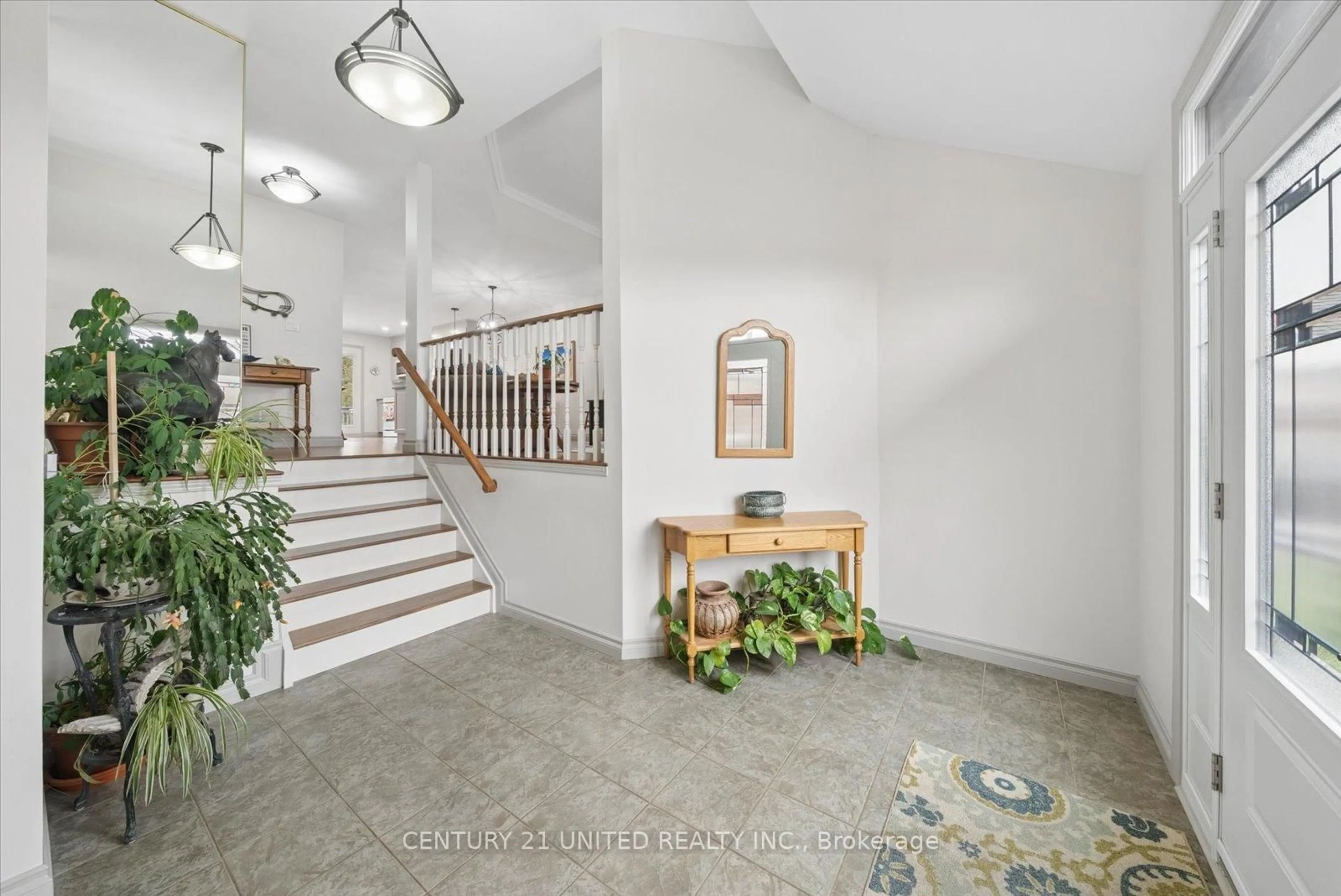 Indoor foyer for 1612 Glenforest Blvd, Peterborough Ontario K9K 2J6