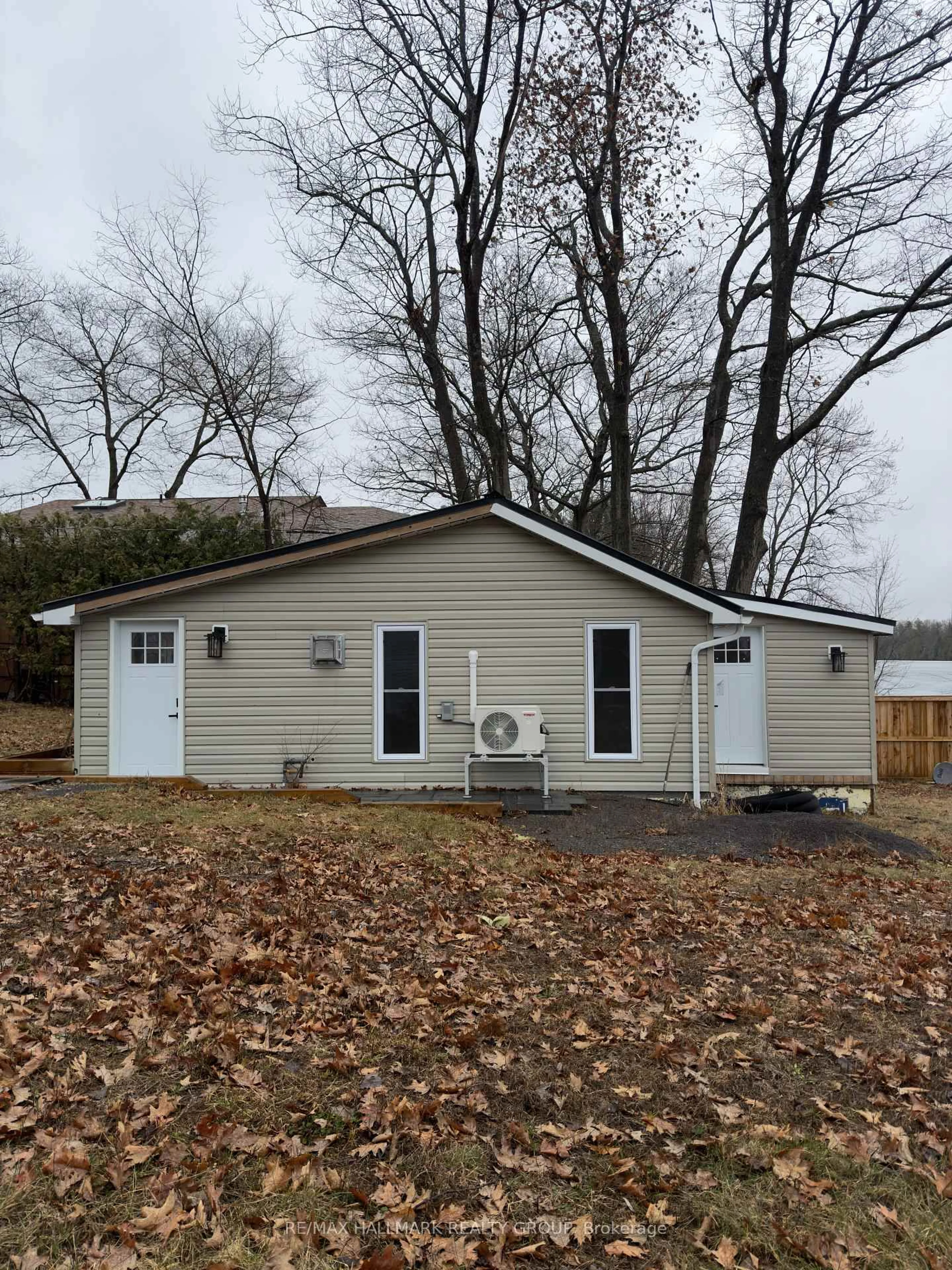 Home with vinyl exterior material, unknown for 1114 Bayview Dr, Ottawa Ontario K0A 3M0