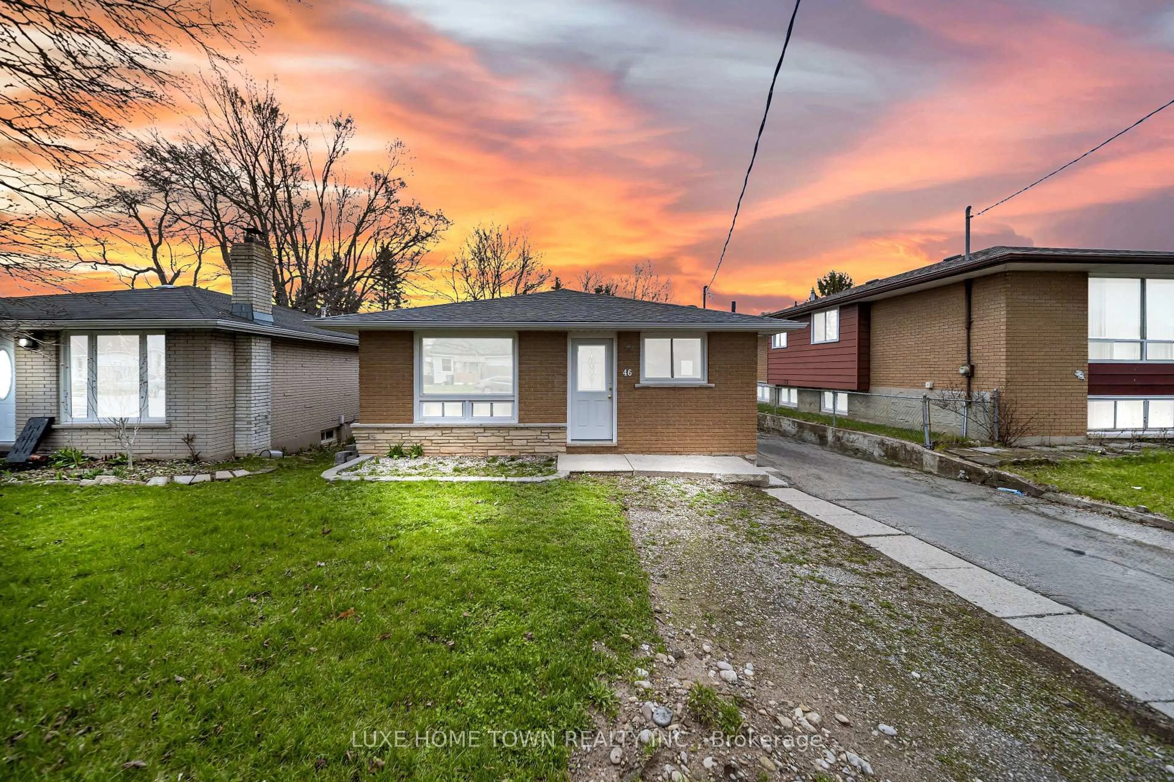 A pic from outside/outdoor area/front of a property/back of a property/a pic from drone, street for 46 Elmwood Ave, Cambridge Ontario N1R 4Y2