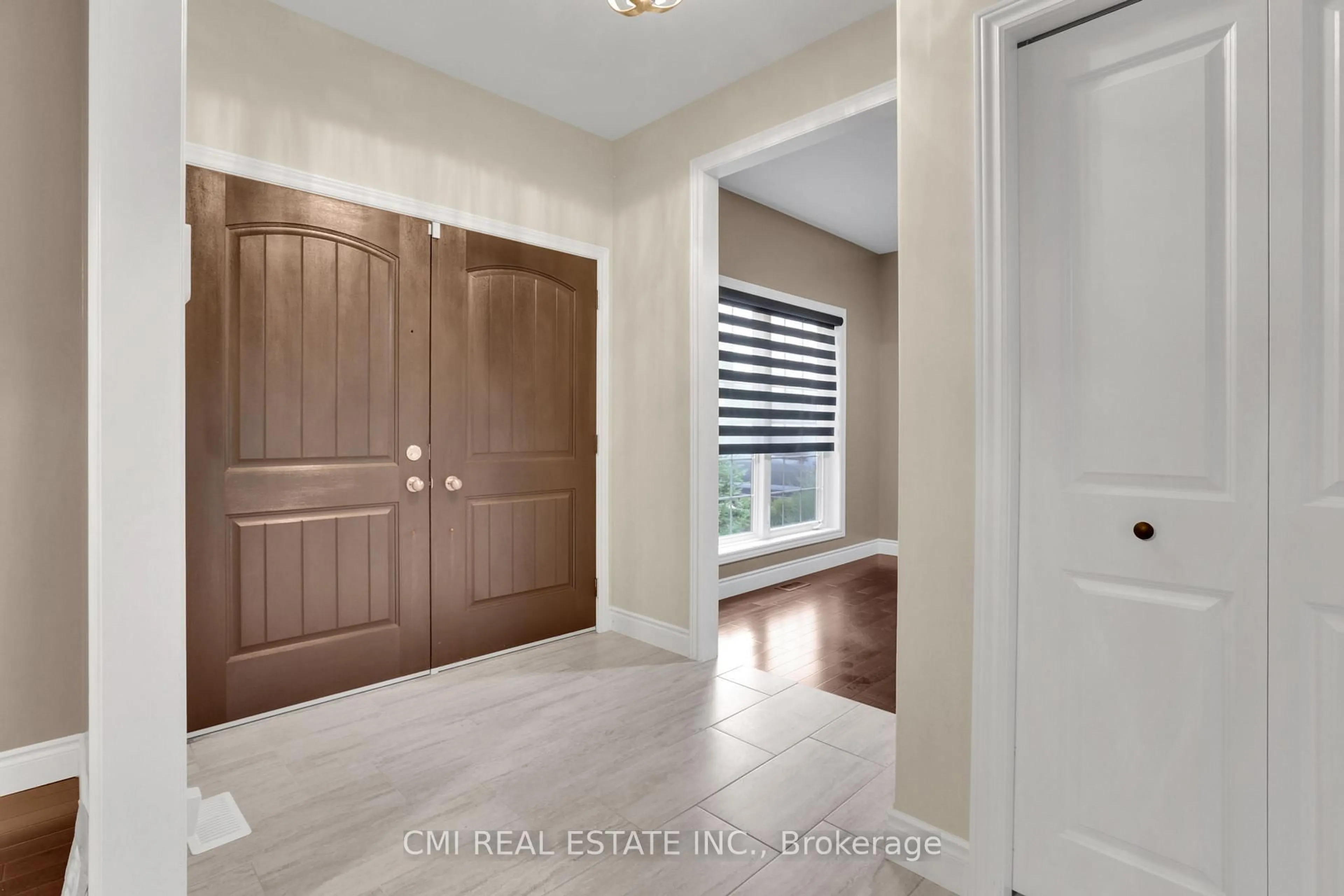 Indoor entryway for 212 Jasmine Dr, Lakeshore Ontario N8L 0T1