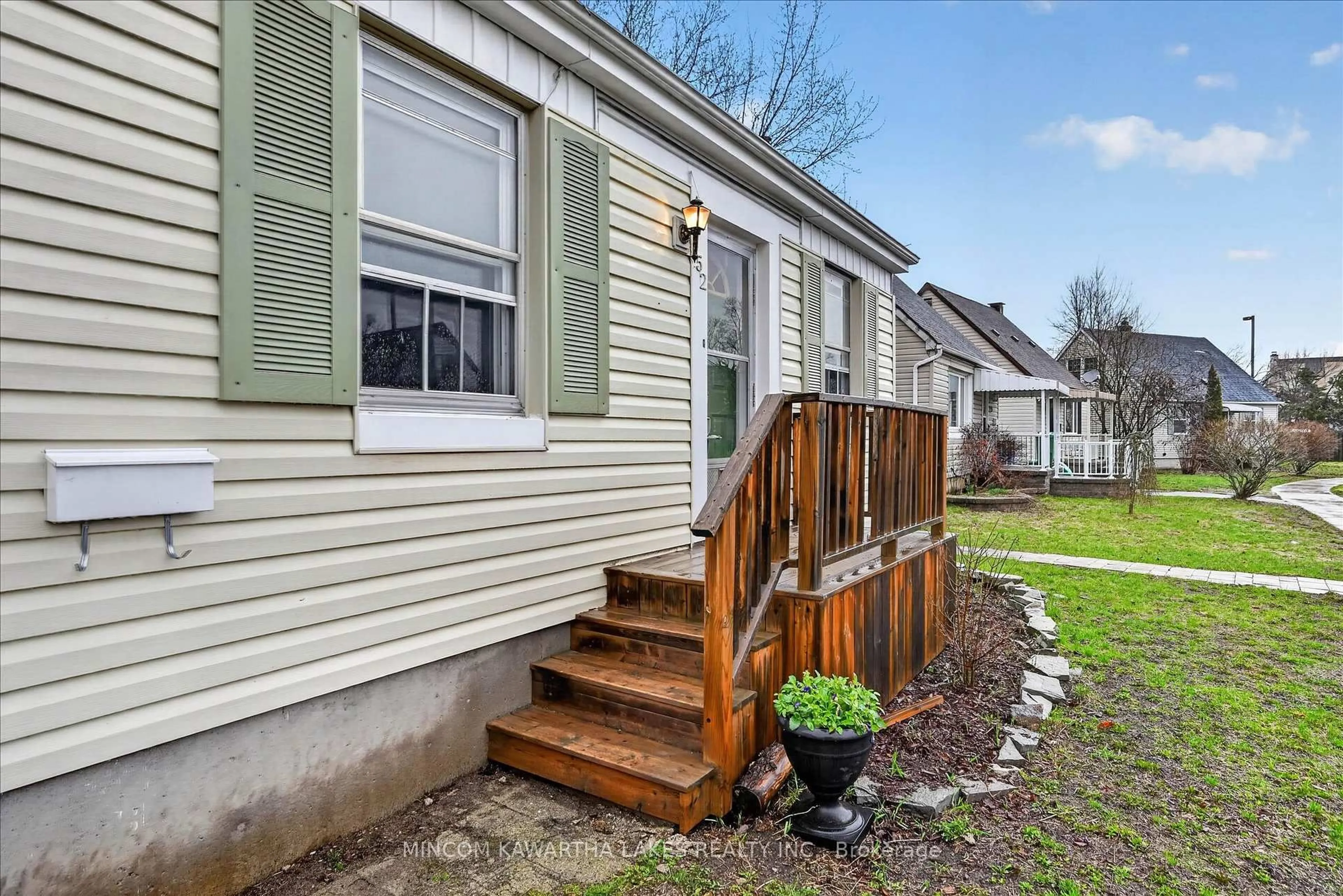 Home with vinyl exterior material, street for 452 Hamilton St, Peterborough Ontario K9J 4B9