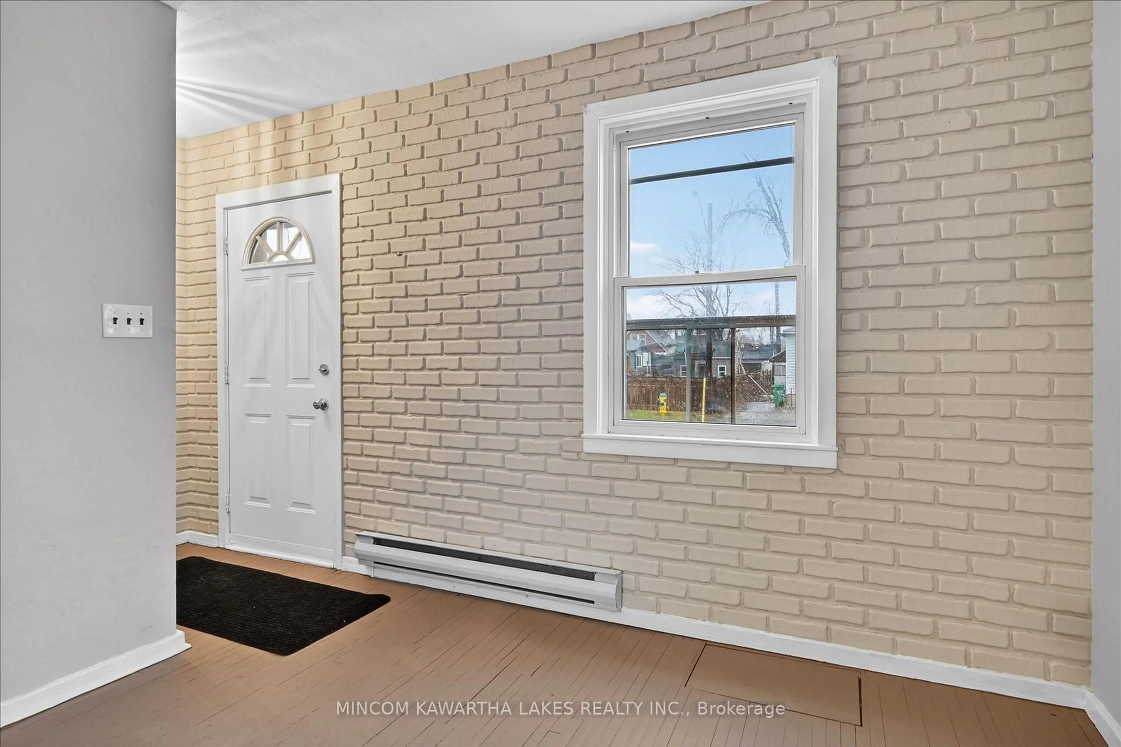 Indoor entryway for 452 Hamilton St, Peterborough Ontario K9J 4B9