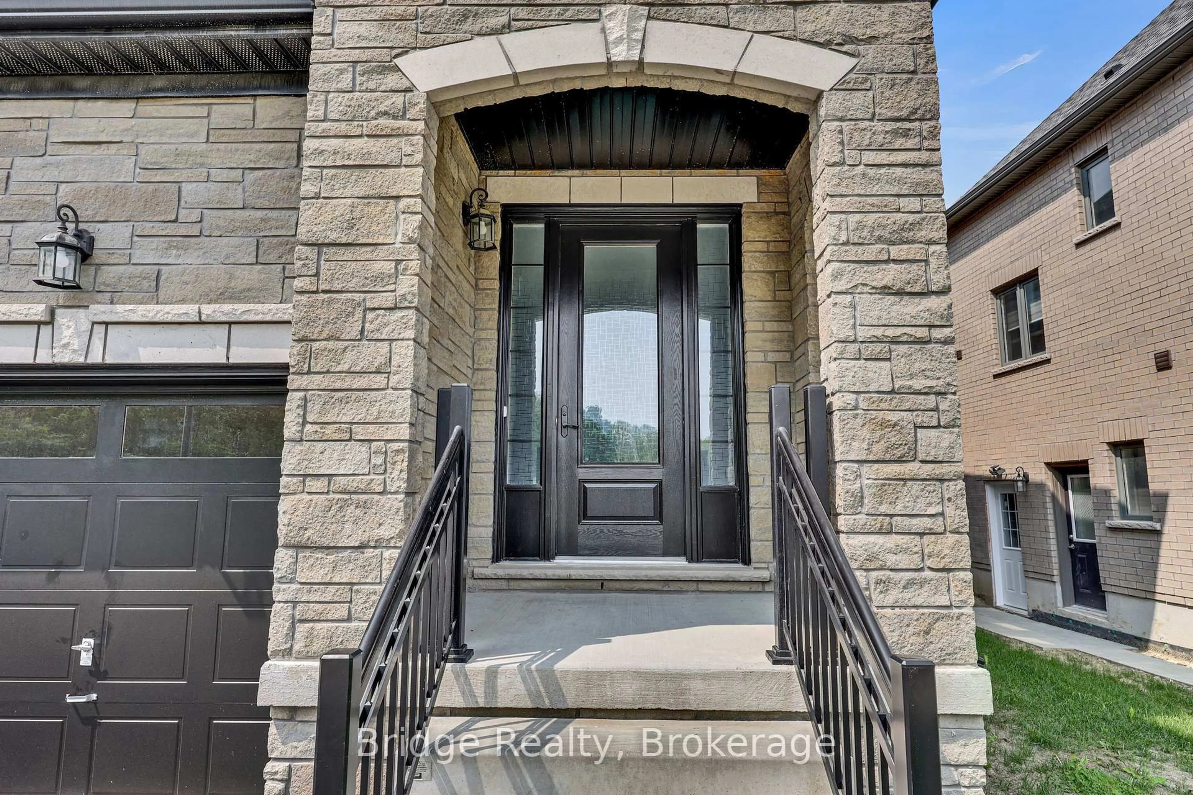 Indoor entryway for 1343 Upper Thames Dr, Woodstock Ontario N4T 0N1