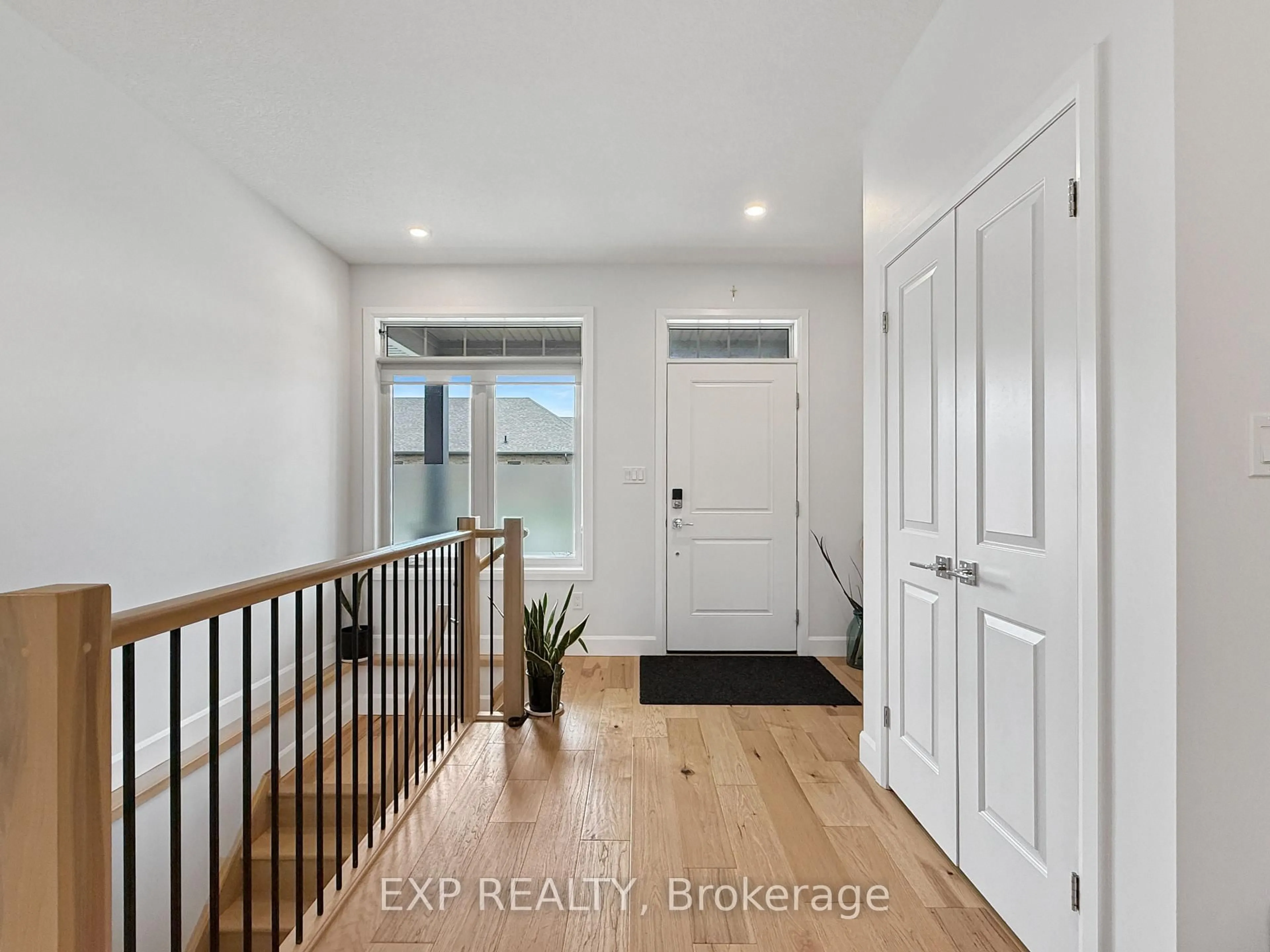 Indoor entryway for 159 Collins Way #31, Strathroy-Caradoc Ontario N7G 0G8