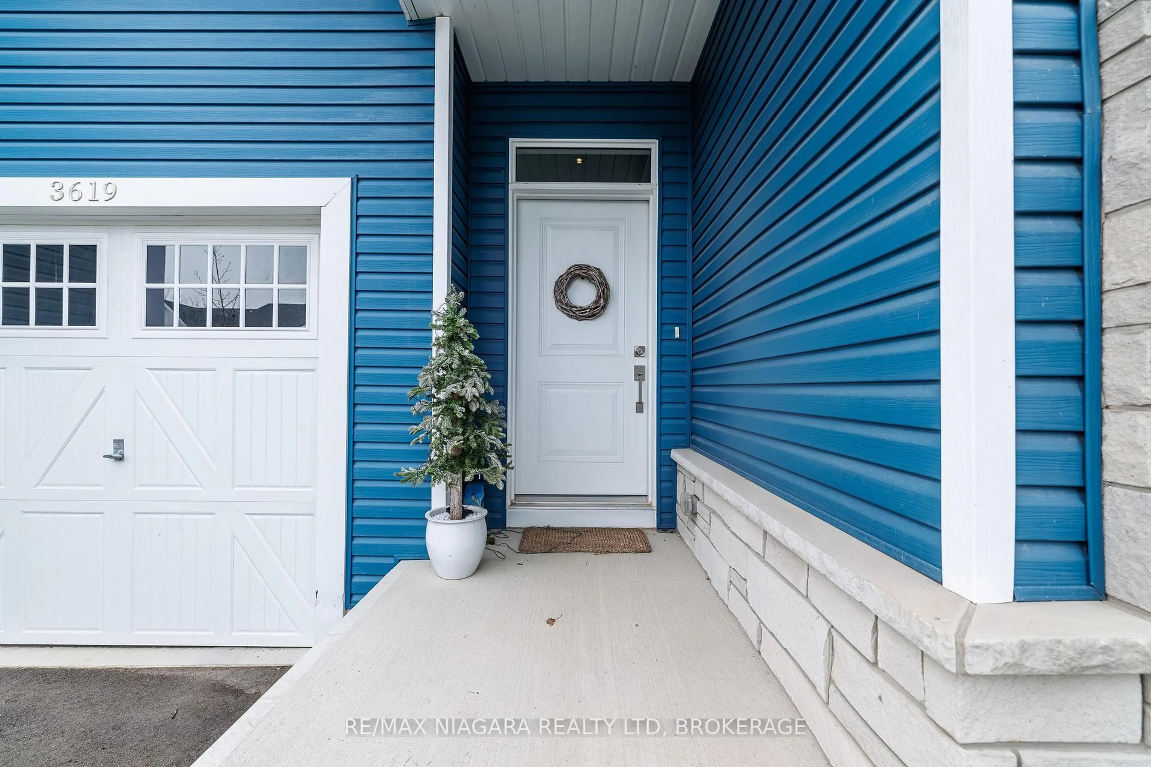 Indoor entryway for 3619 Hibbard St, Fort Erie Ontario L0S 1N0