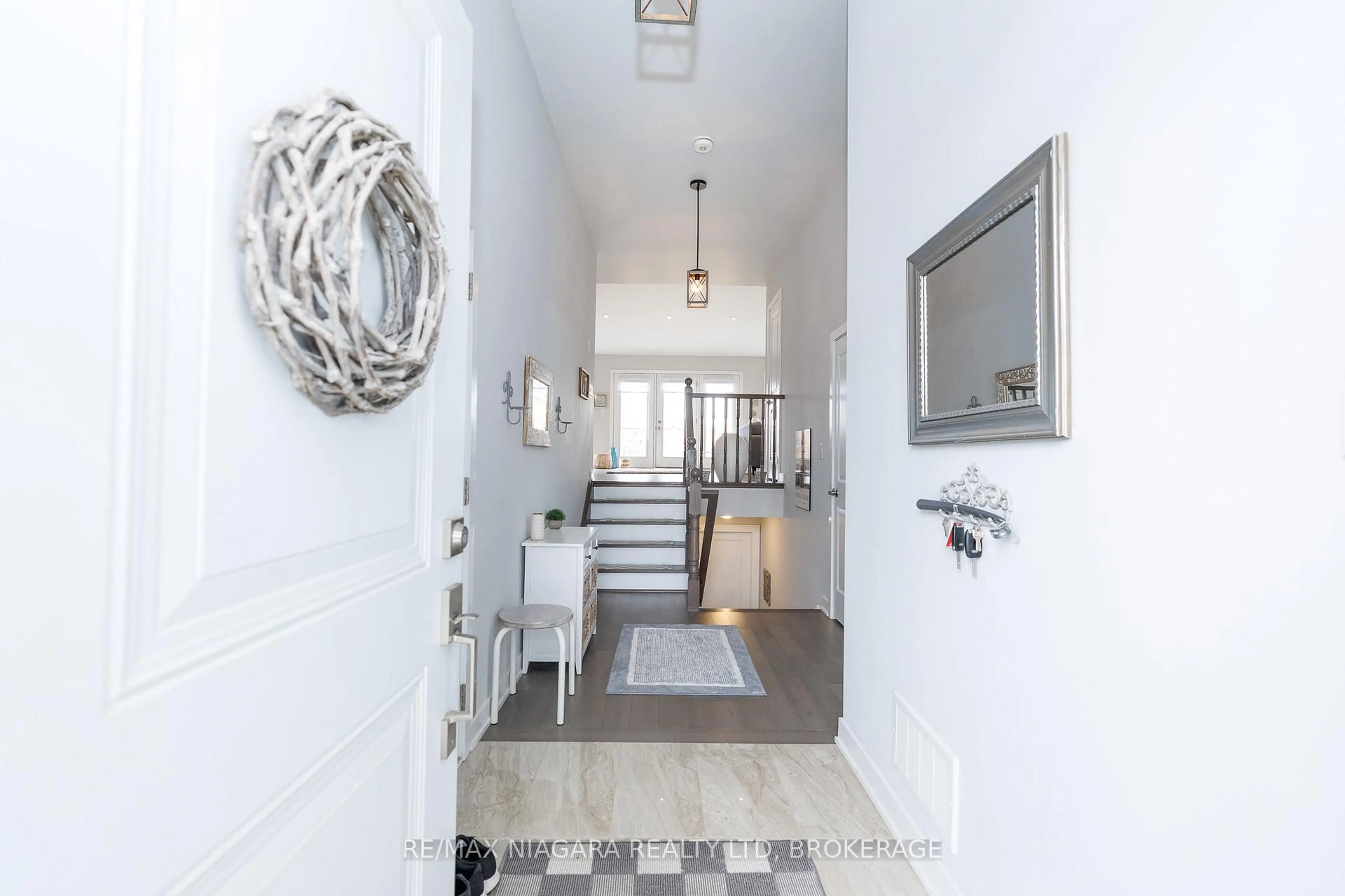 Indoor entryway for 3619 Hibbard St, Fort Erie Ontario L0S 1N0