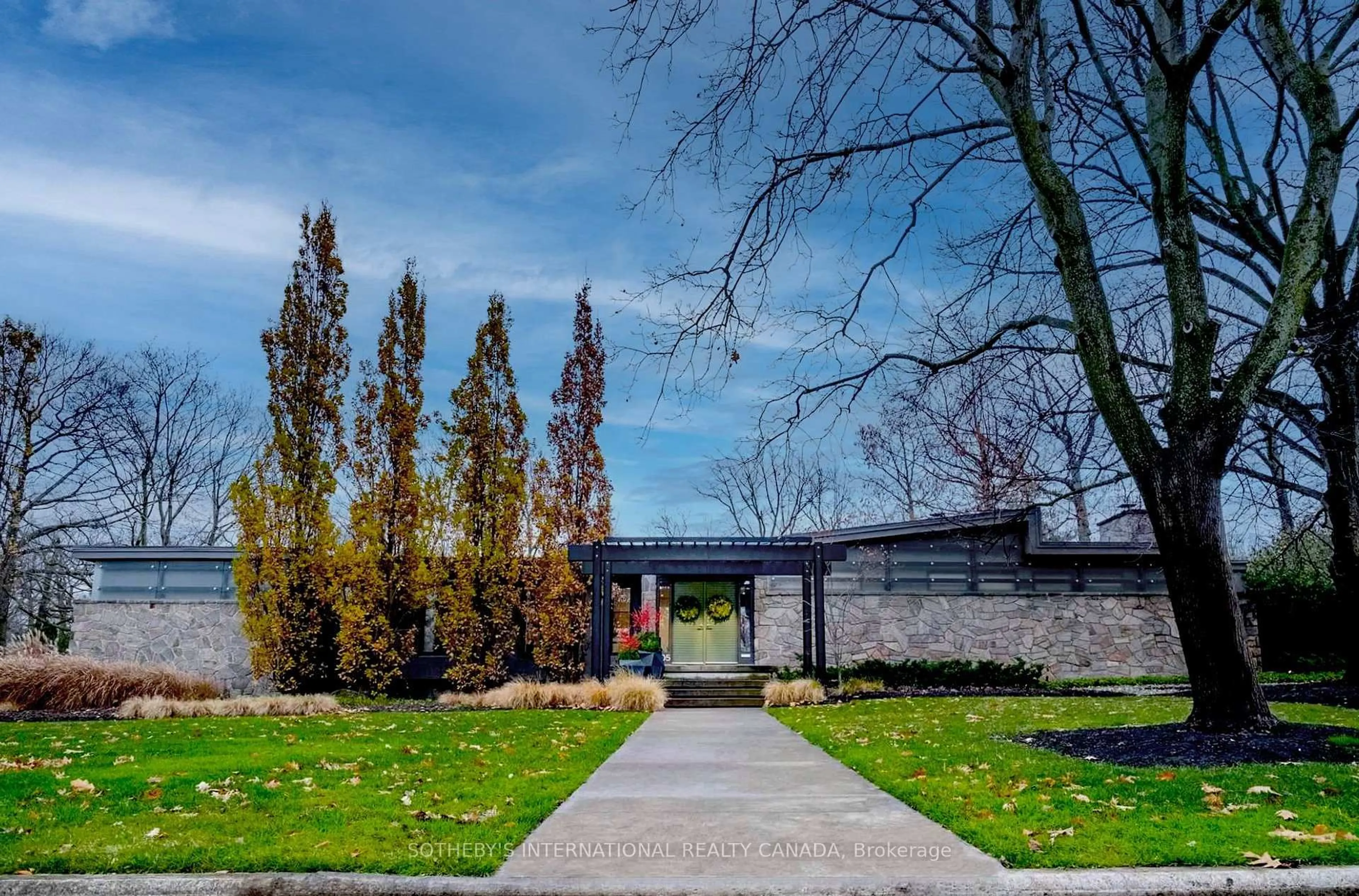 Patio, street for 105 Marsdale Dr, St. Catharines Ontario L2T 3T3