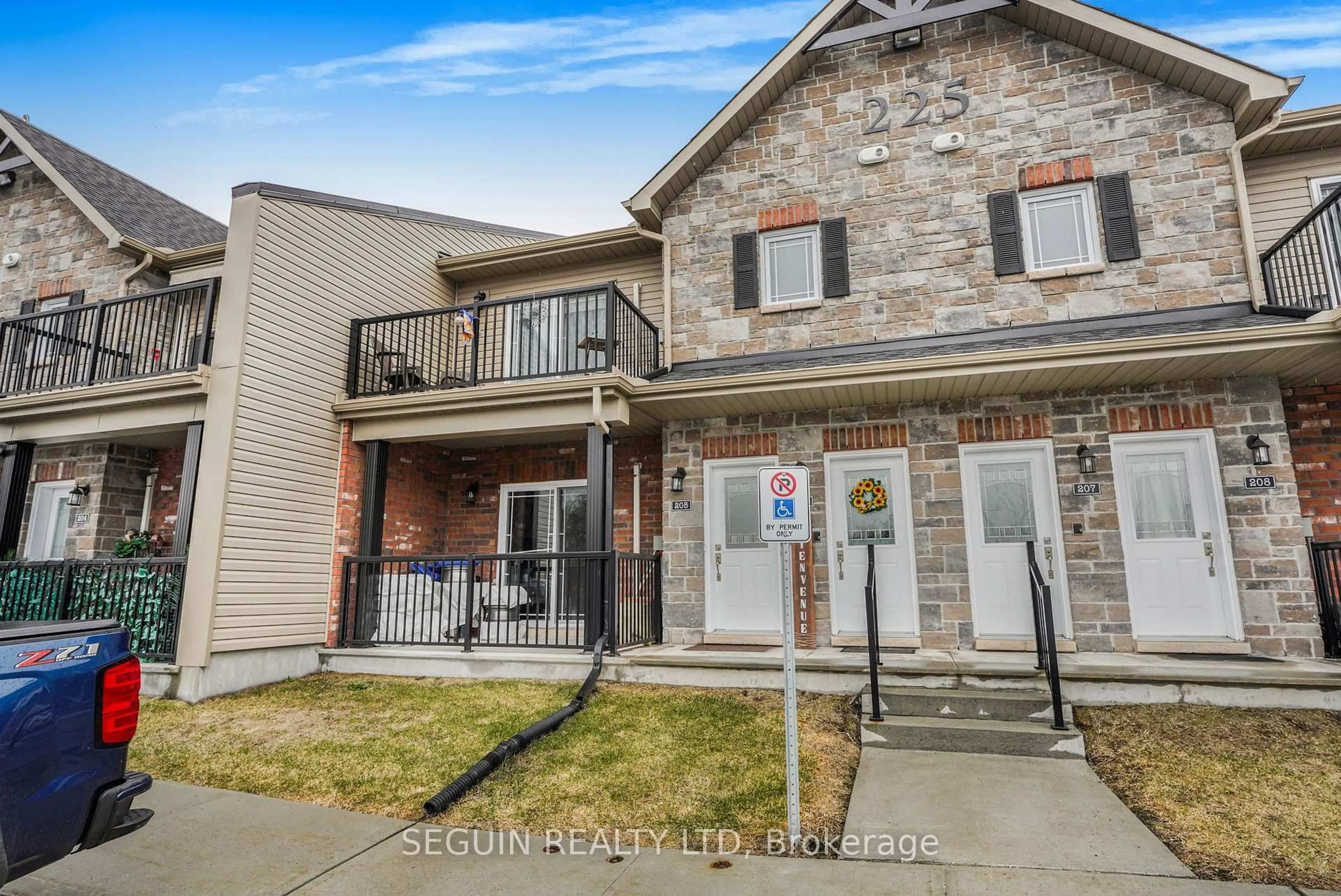 Patio, building for 225 Spence Ave #205, Hawkesbury Ontario K6A 0B5