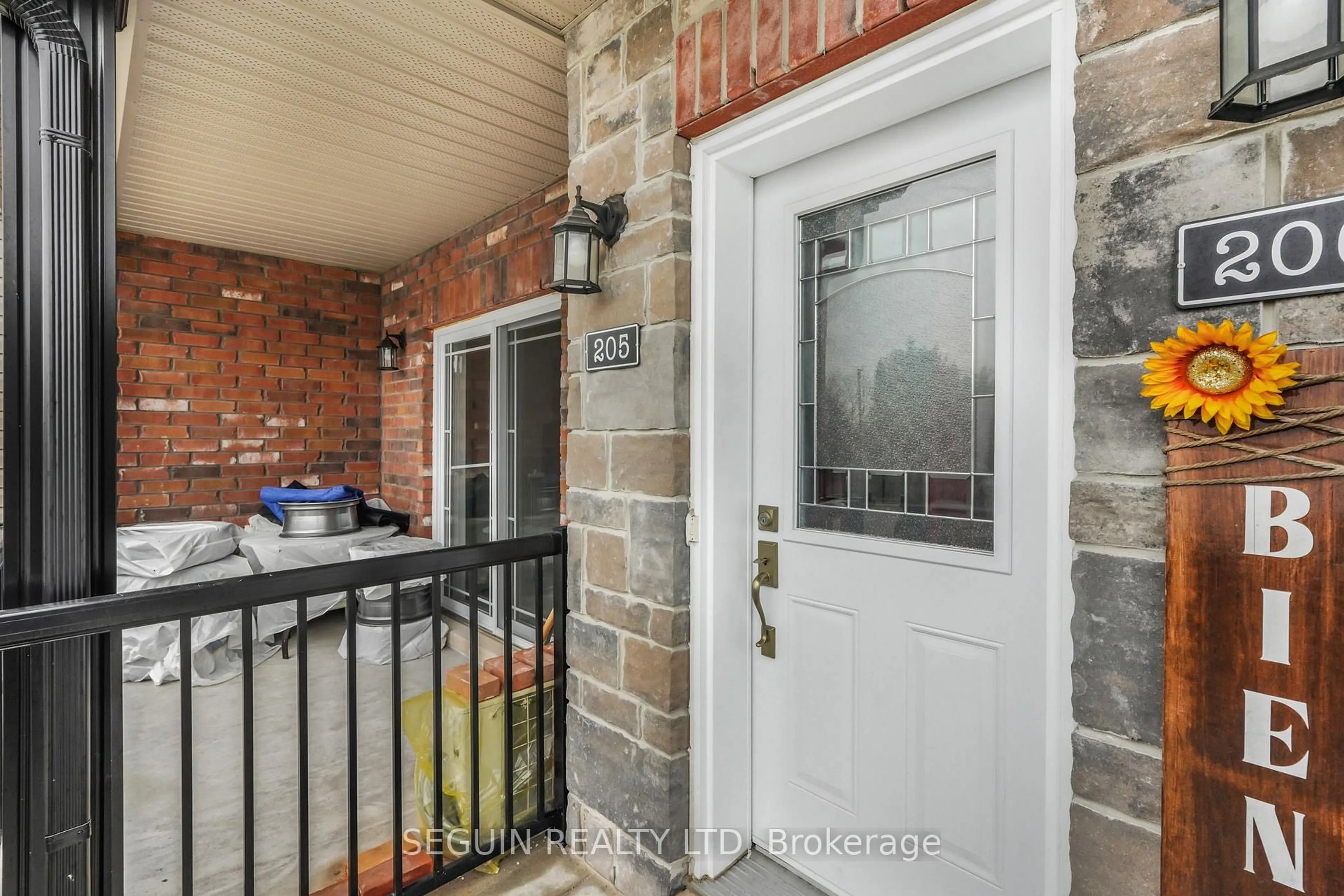 Indoor entryway for 225 Spence Ave #205, Hawkesbury Ontario K6A 0B5