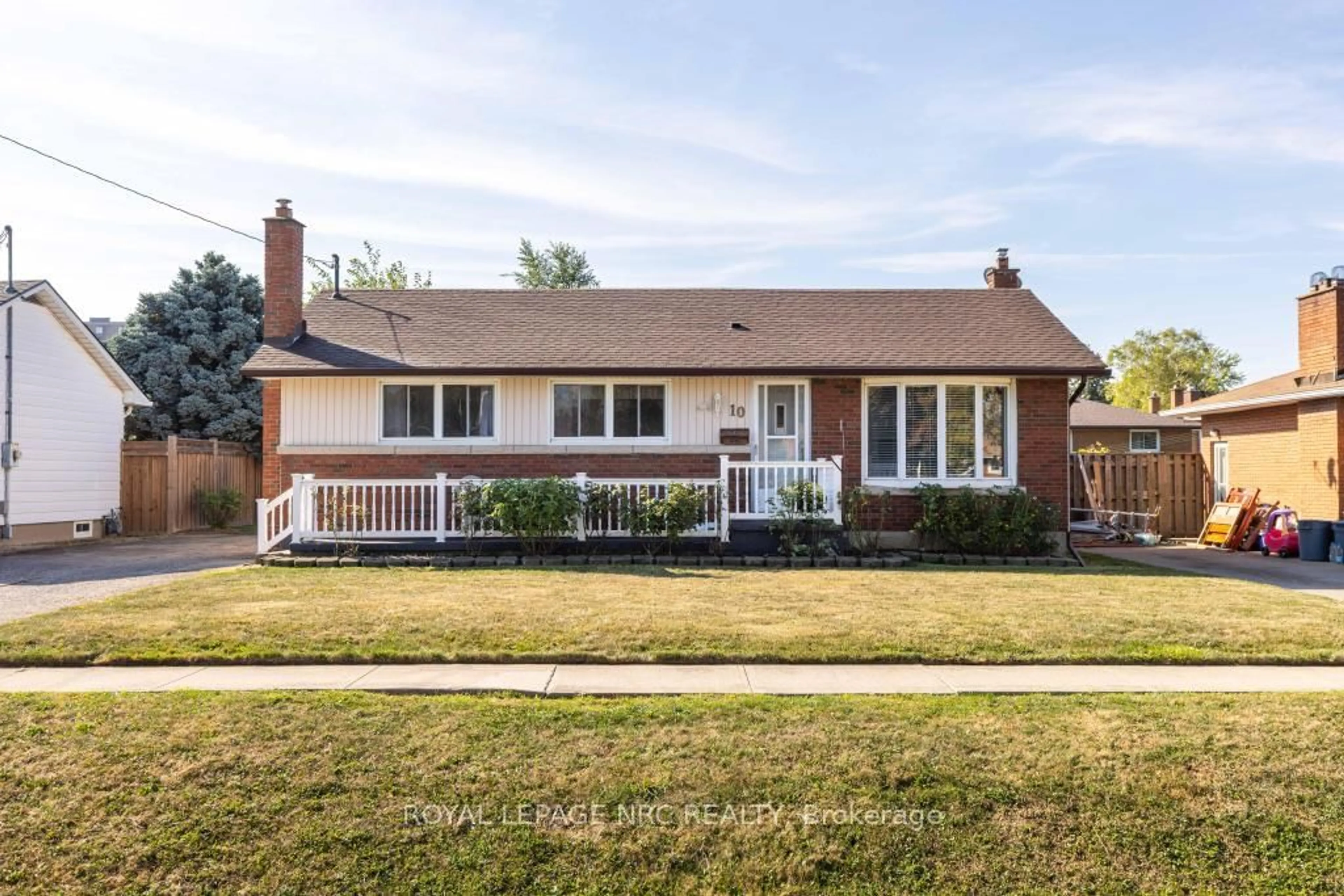 Home with brick exterior material, street for 10 Ridgeview Ave, St. Catharines Ontario L2M 6B3