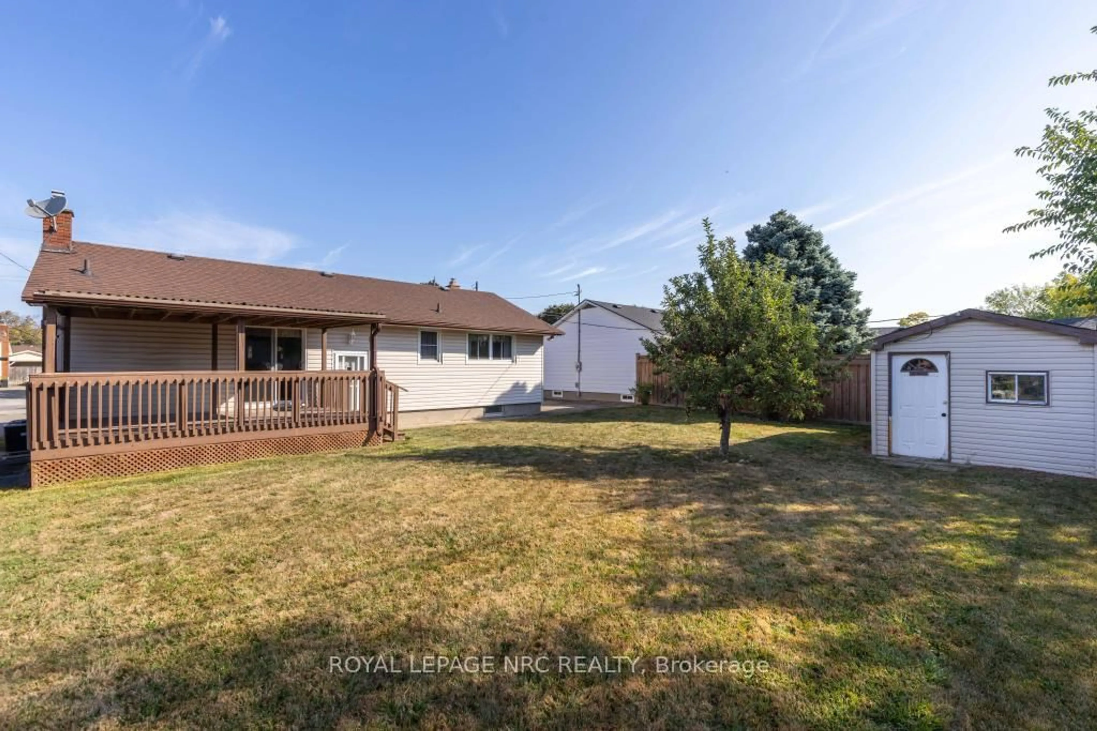 A pic from outside/outdoor area/front of a property/back of a property/a pic from drone, unknown for 10 Ridgeview Ave, St. Catharines Ontario L2M 6B3