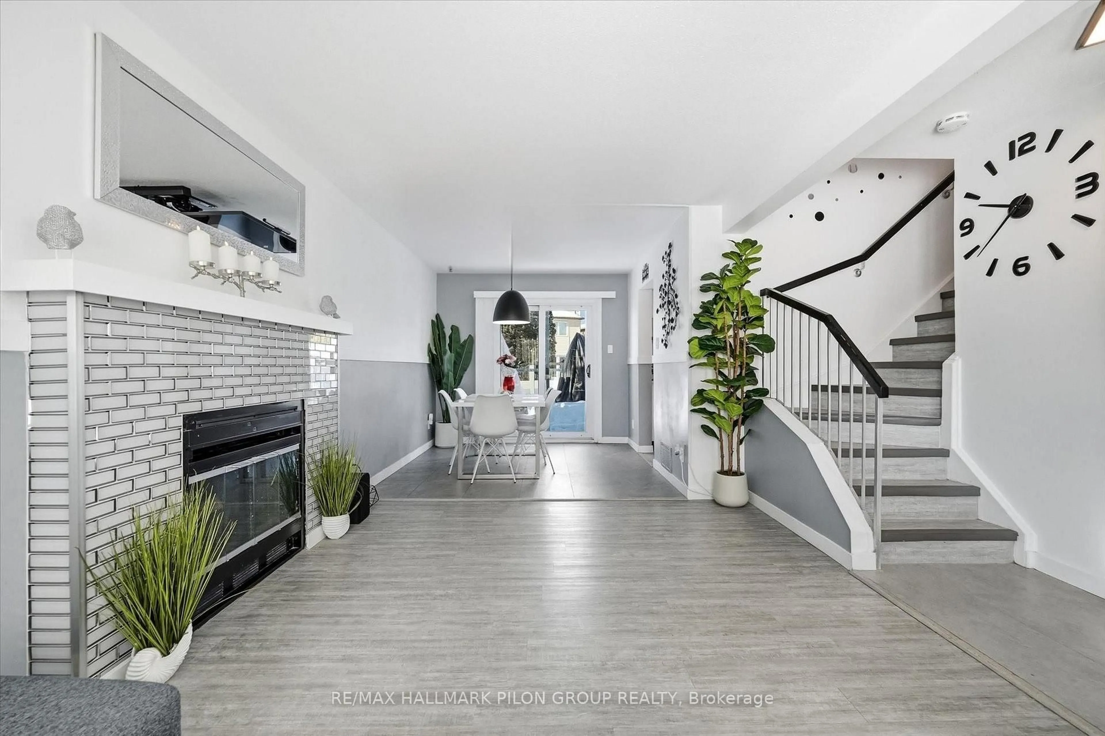 Indoor entryway for 1456 Prestone Dr, Ottawa Ontario K1E 1M4