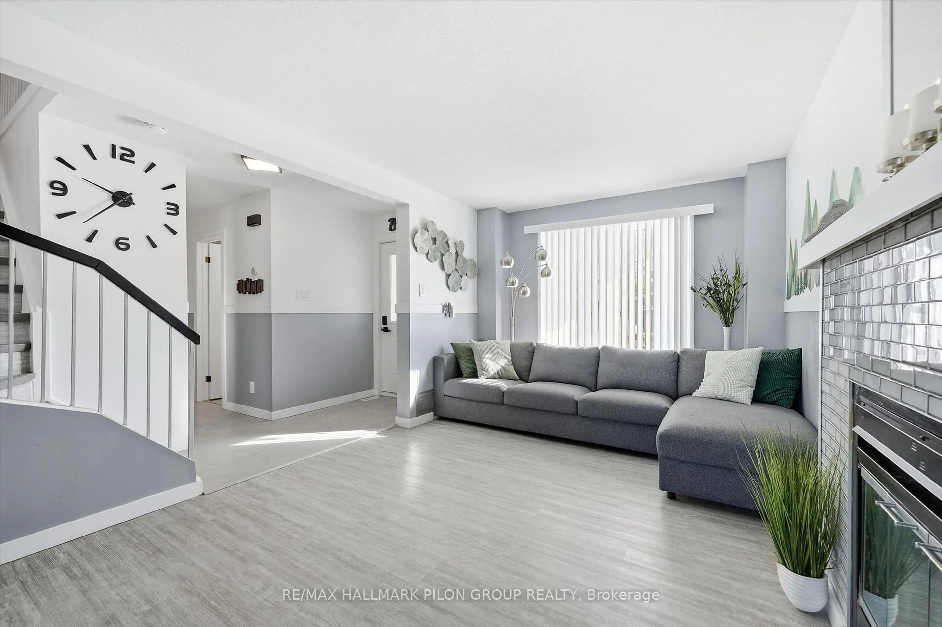 Living room with furniture, unknown for 1456 Prestone Dr, Ottawa Ontario K1E 1M4