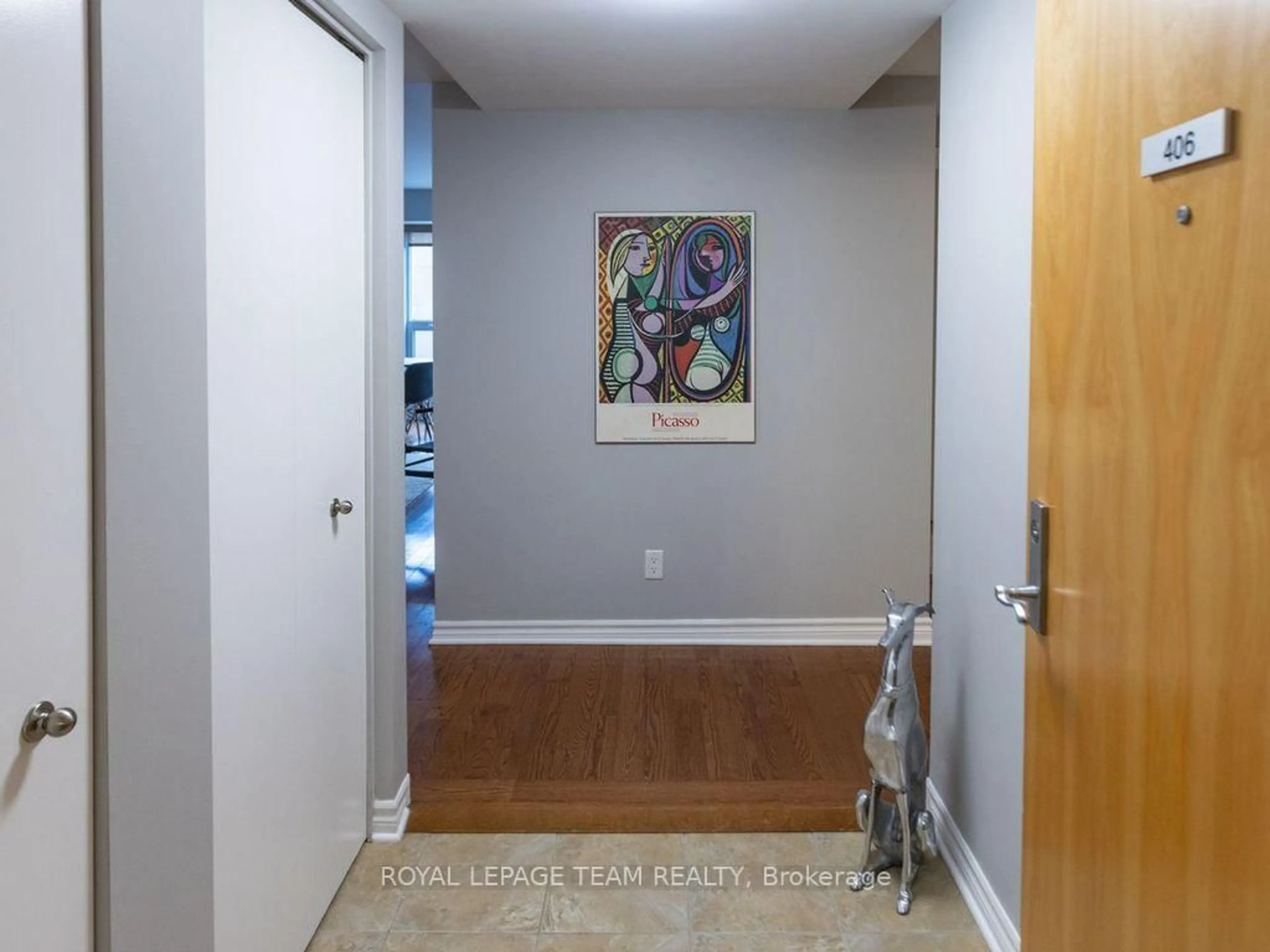 Indoor entryway for 250 Lett St #406, Ottawa Ontario K1R 0A8
