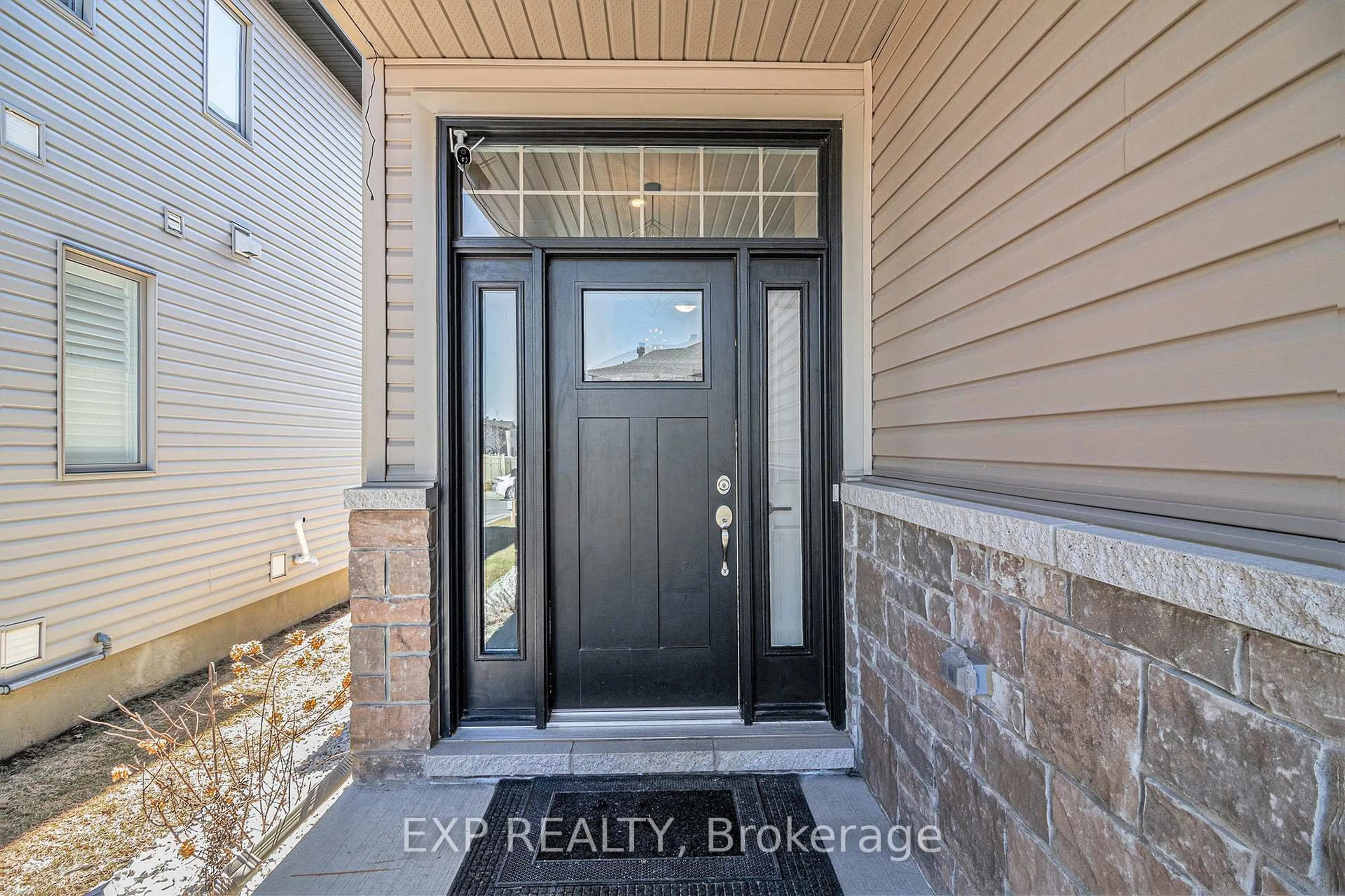 Indoor entryway for 107 Rallidale St, Ottawa Ontario K1X 0G7