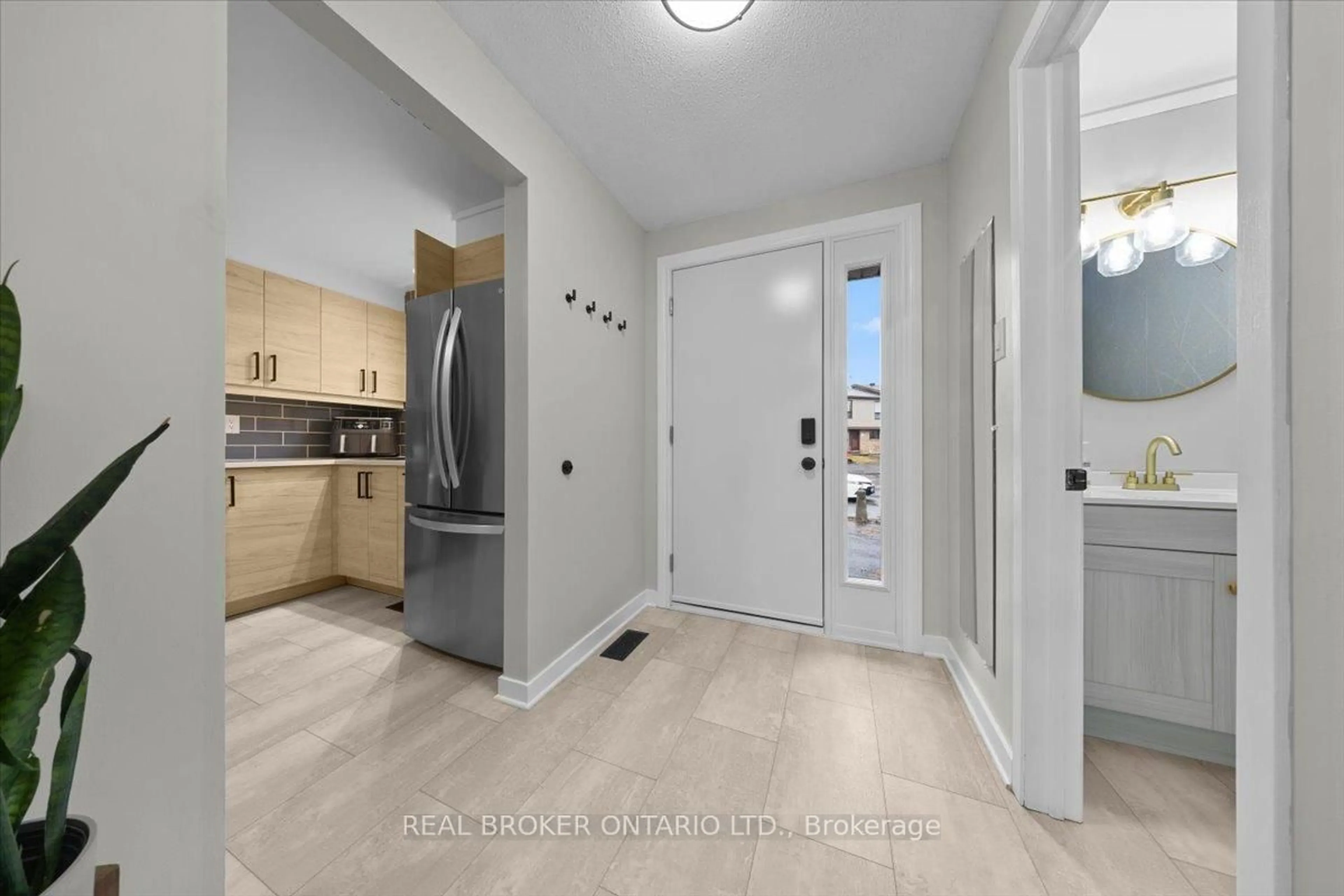 Indoor entryway for 2049 Stonehenge Cres, Ottawa Ontario K1B 4N7