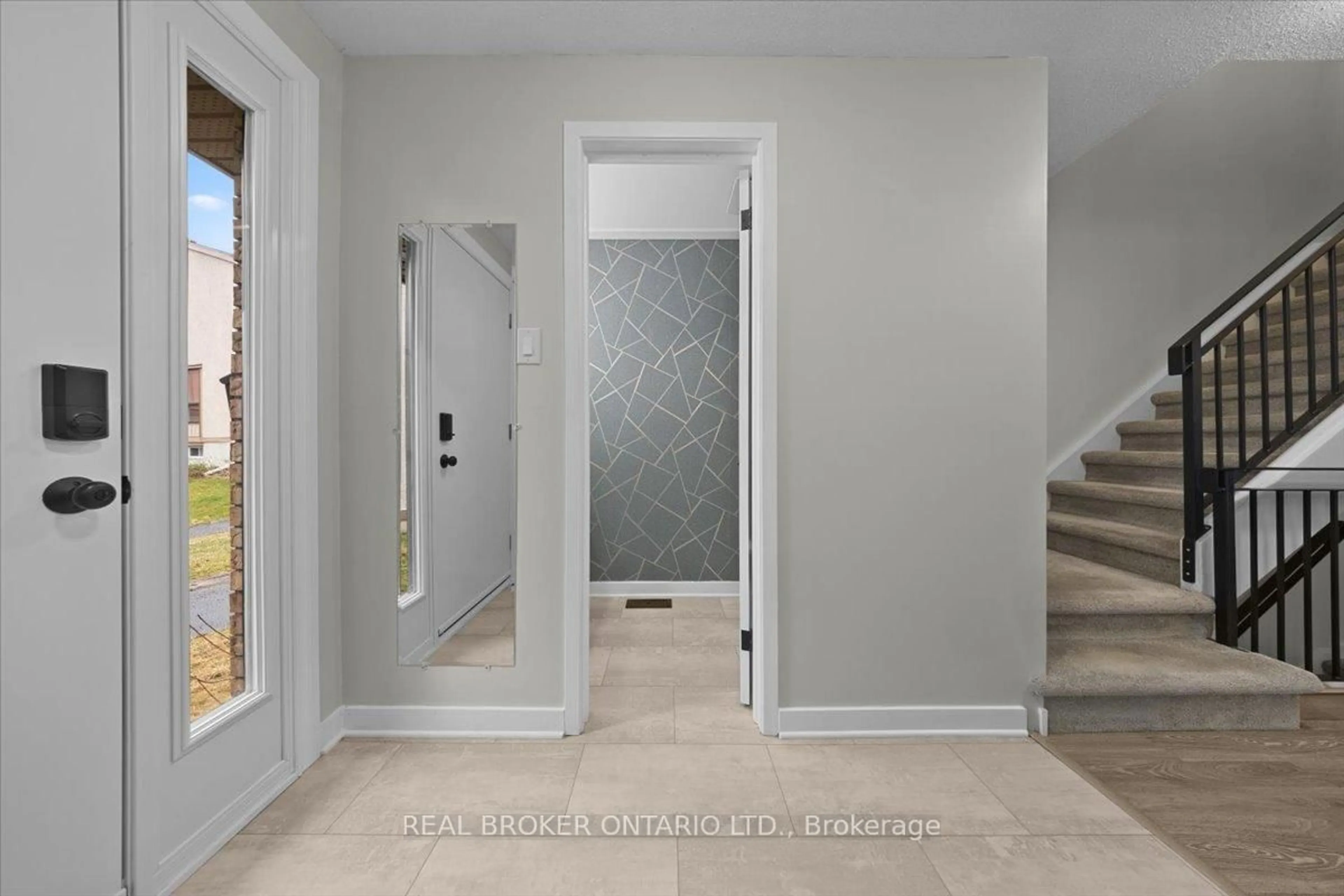 Indoor entryway for 2049 Stonehenge Cres, Ottawa Ontario K1B 4N7