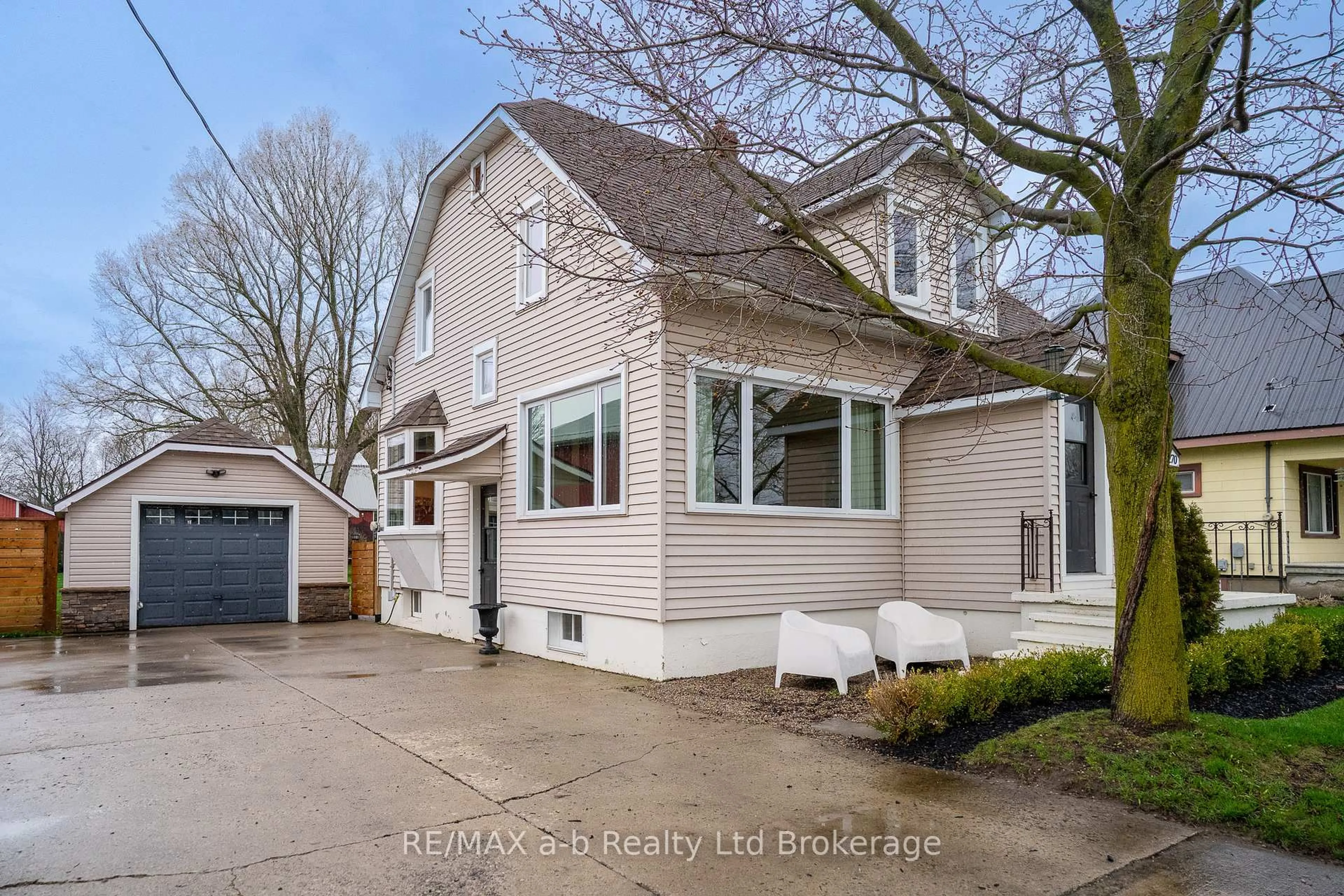 A pic from outside/outdoor area/front of a property/back of a property/a pic from drone, street for 270 Main St, Norwich Ontario N0J 1R0