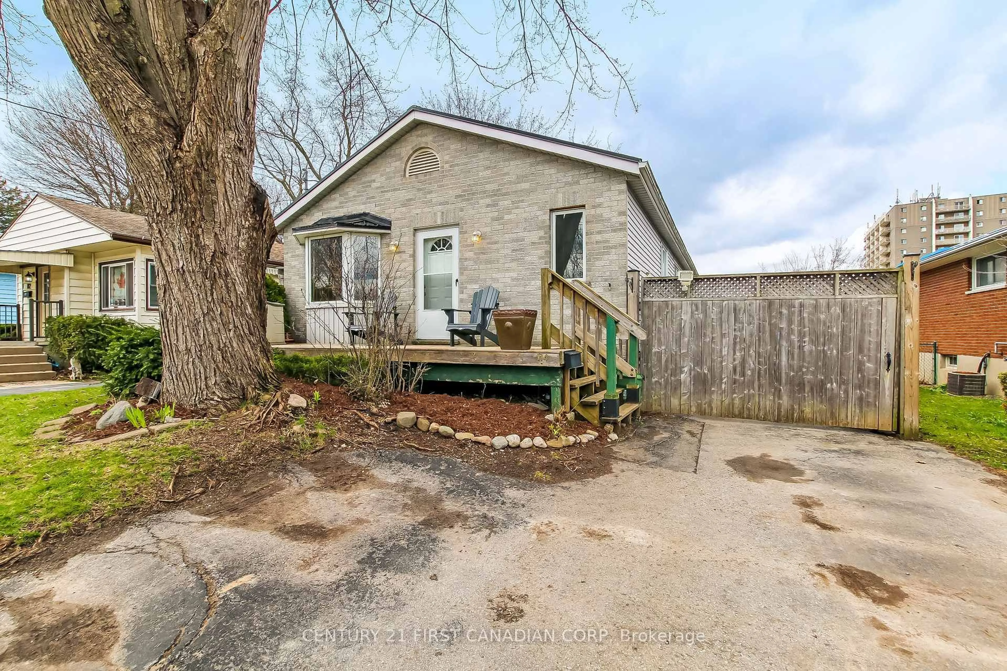 A pic from outside/outdoor area/front of a property/back of a property/a pic from drone, street for 114 Connaught Ave, London East Ontario N5Y 3A6