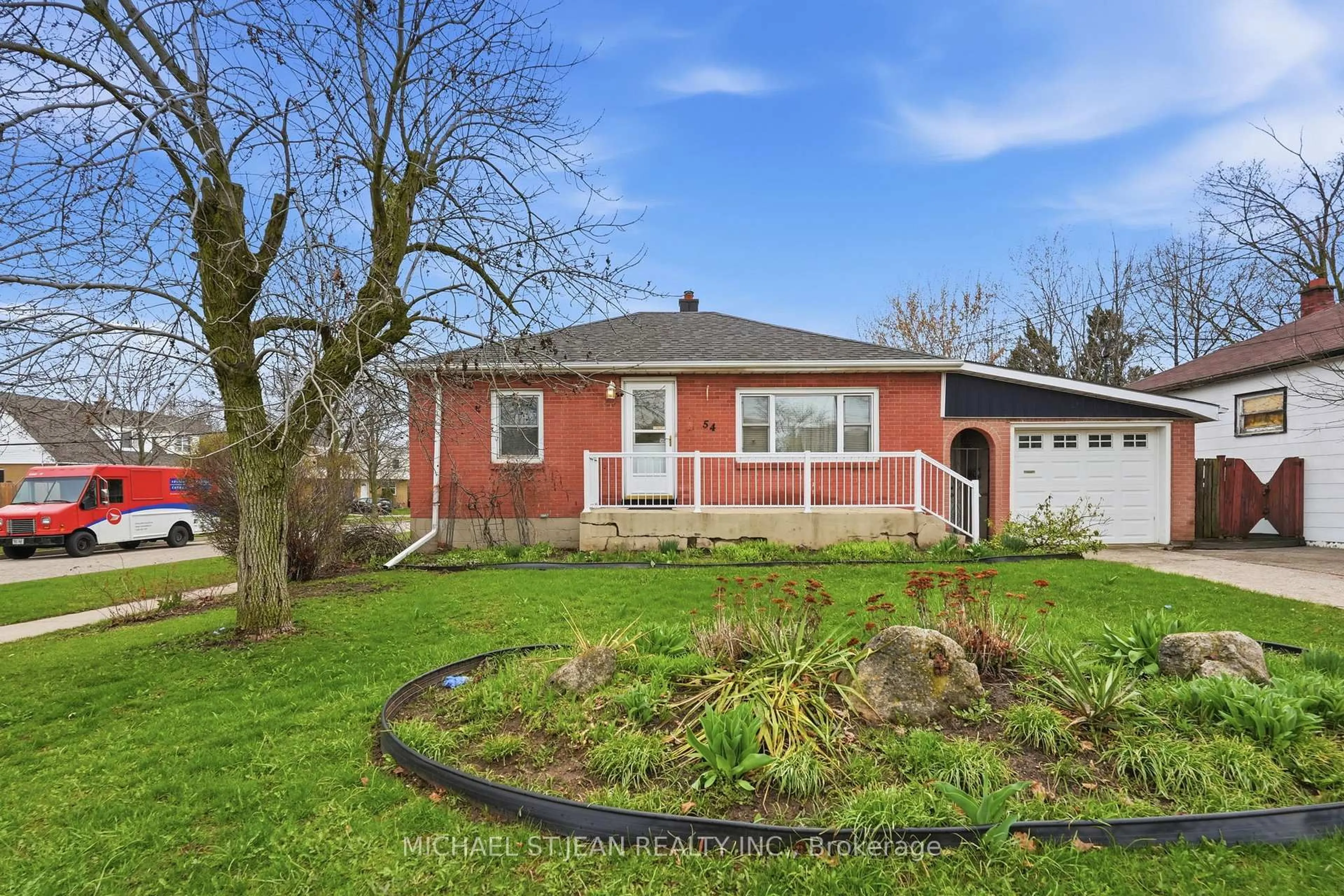 Home with vinyl exterior material, street for 54 Bingham Rd, Hamilton Ontario L8Y 1N4