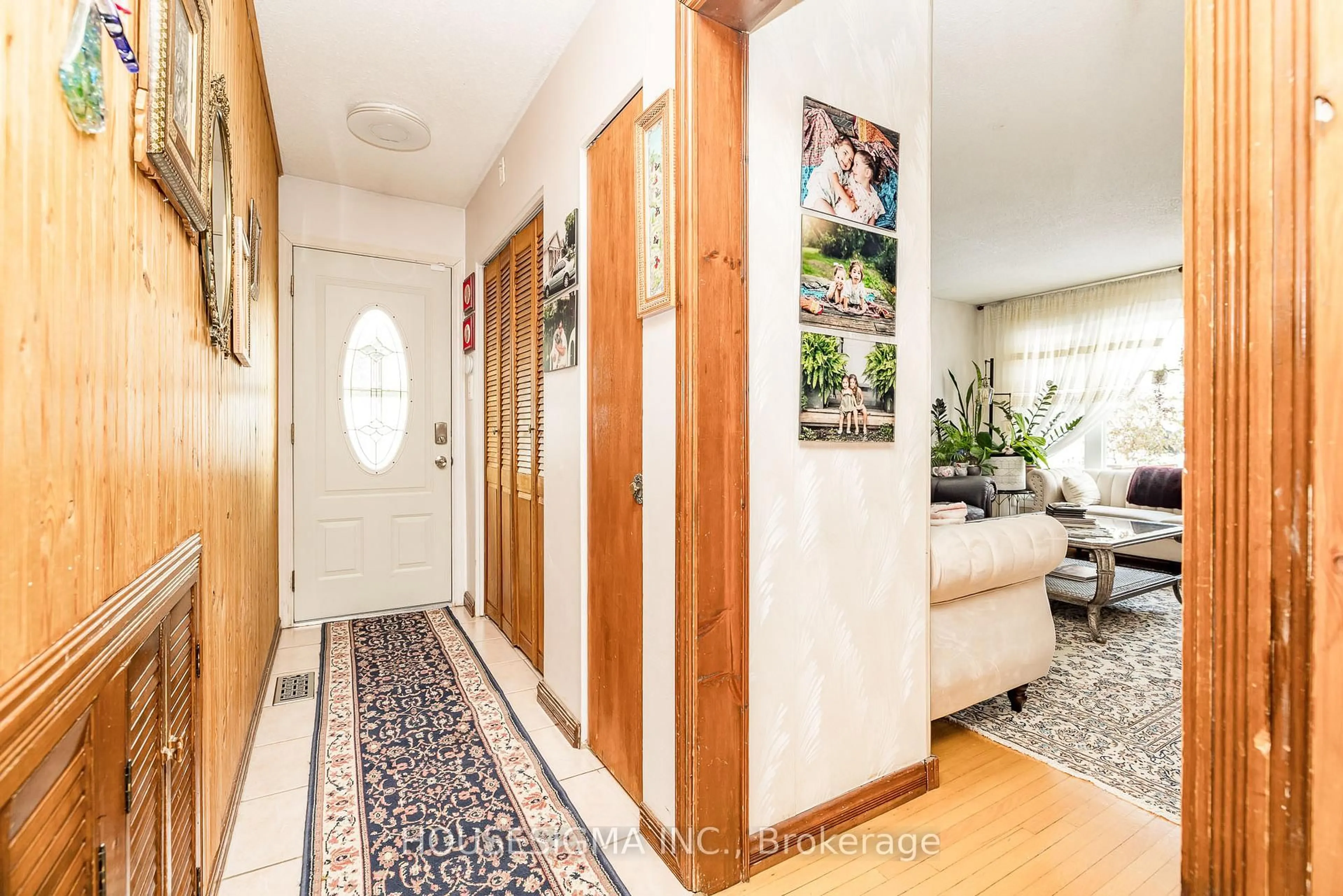 Indoor entryway for 994 Charlton Dr, Ottawa Ontario K1J 8B3