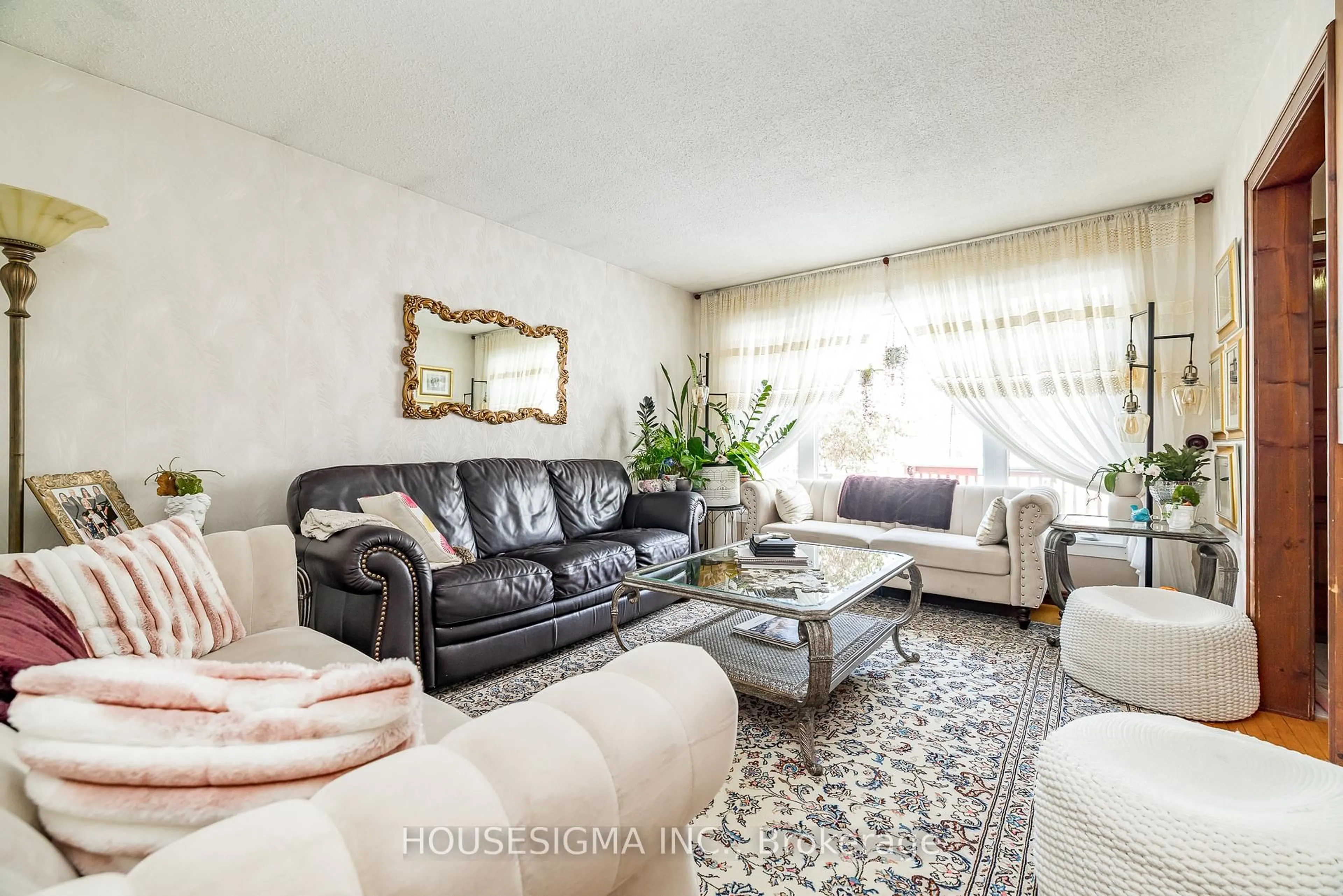 Living room with furniture, unknown for 994 Charlton Dr, Ottawa Ontario K1J 8B3