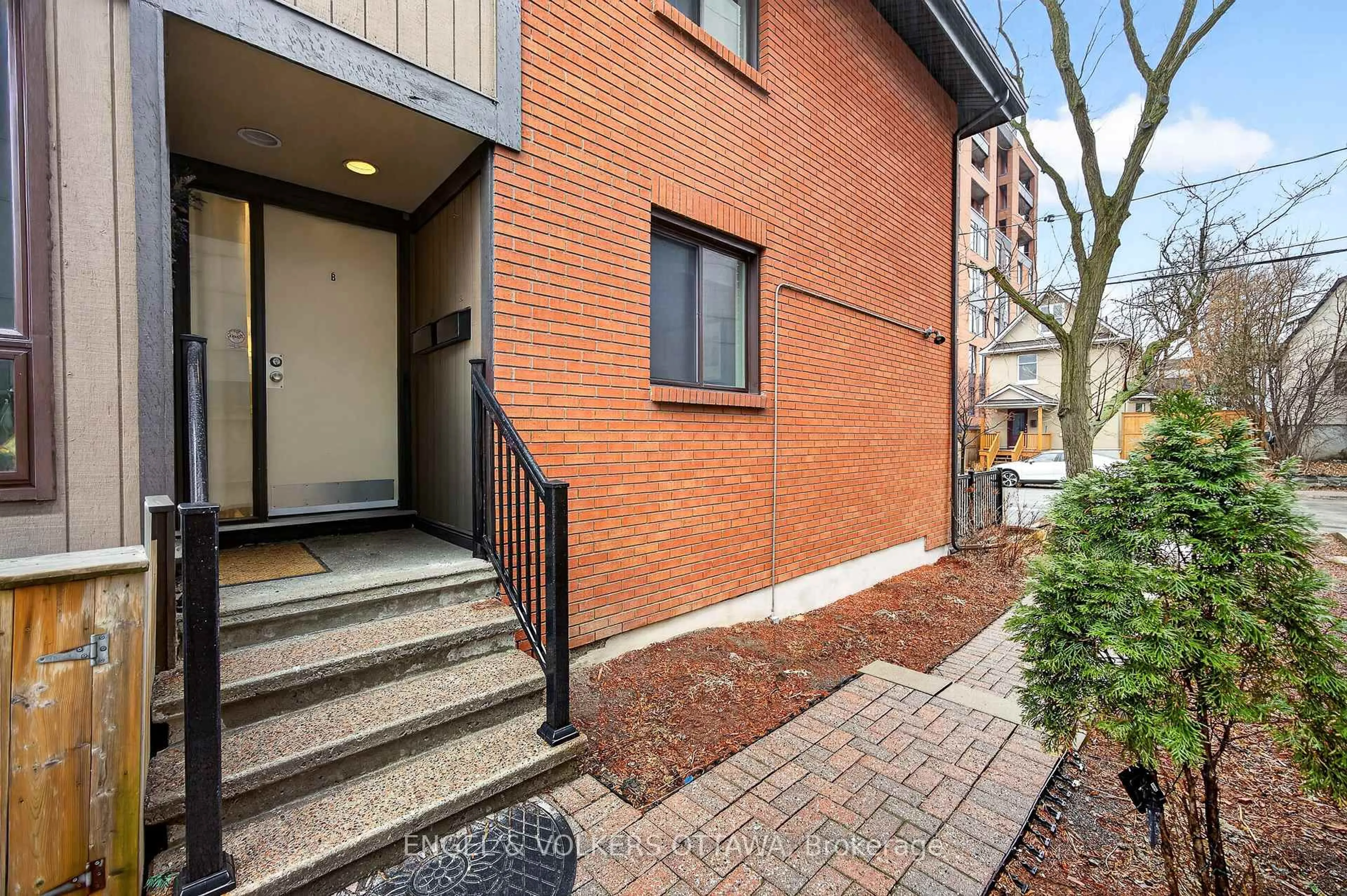 Unknown for 35 Robinson Ave #B, Ottawa Ontario K1N 8N8