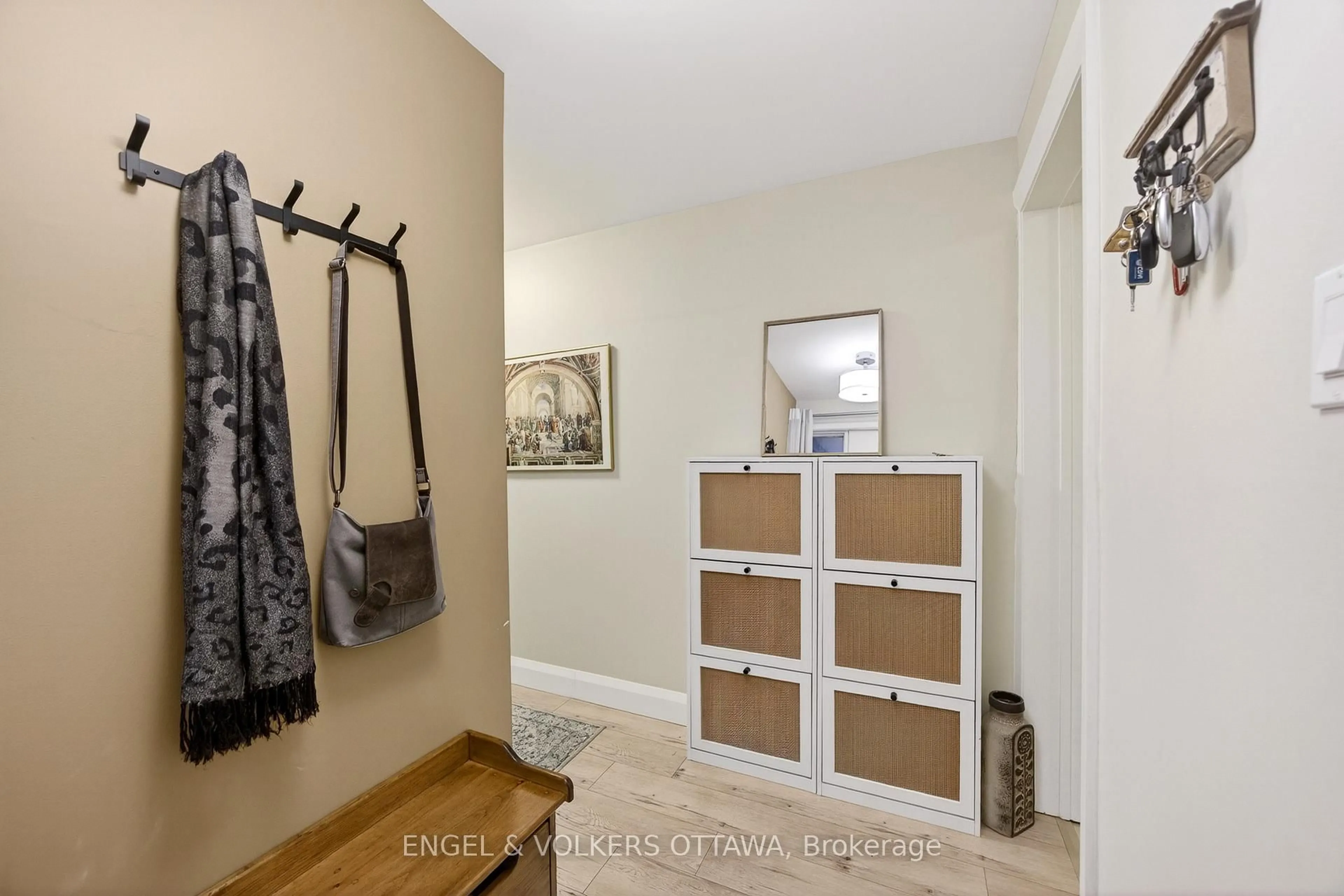 Indoor entryway for 35 Robinson Ave #B, Ottawa Ontario K1N 8N8