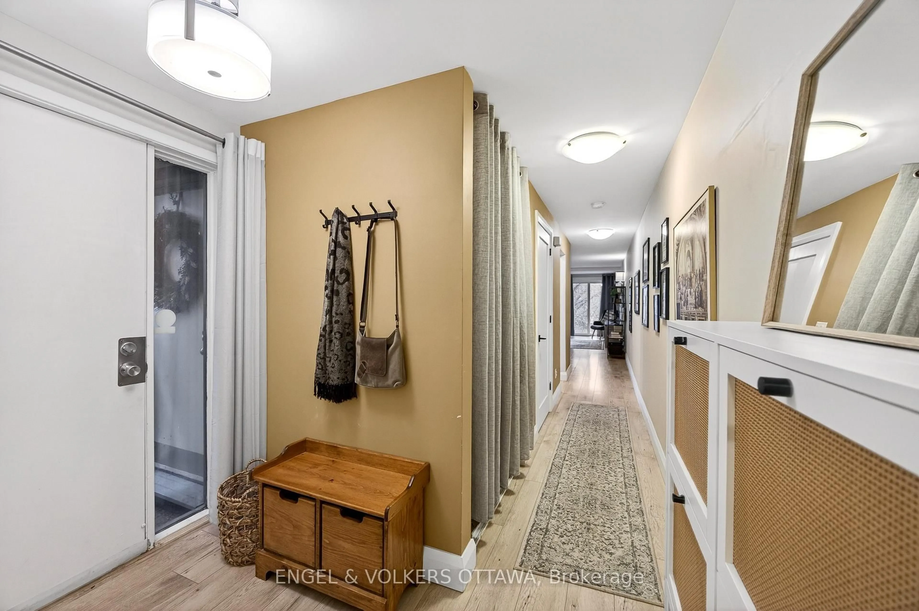 Indoor entryway for 35 Robinson Ave #B, Ottawa Ontario K1N 8N8