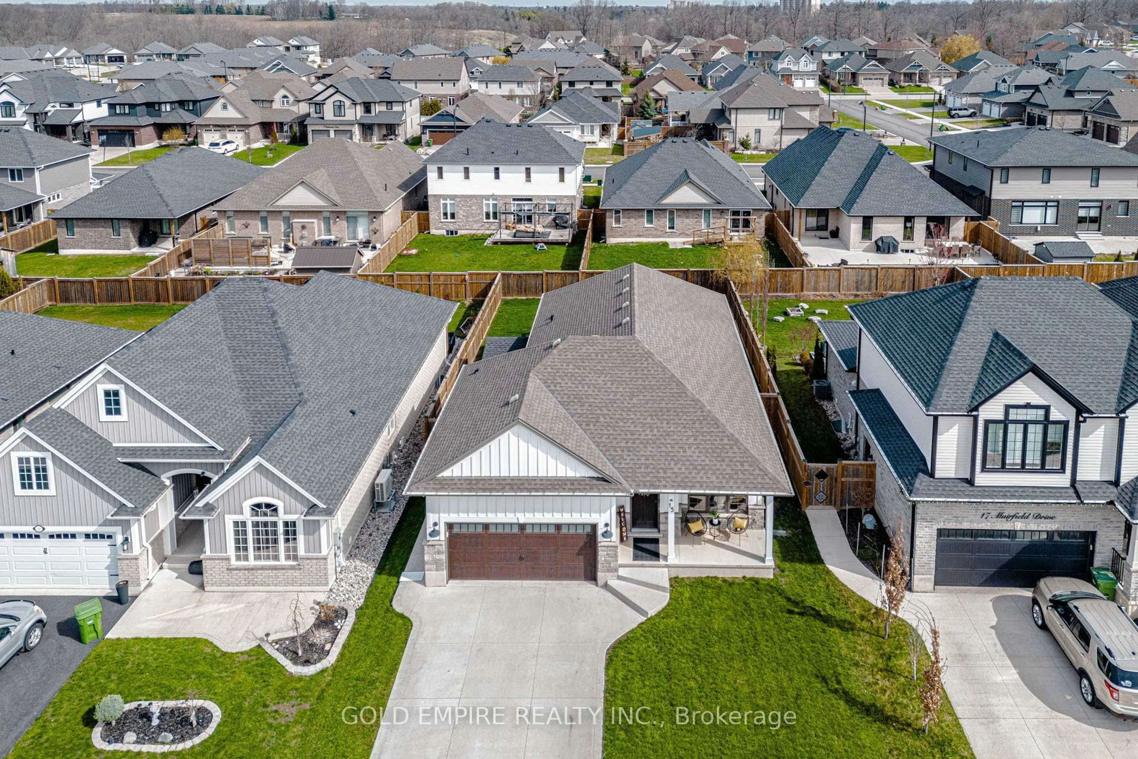 A pic from outside/outdoor area/front of a property/back of a property/a pic from drone, street for 15 Muirfield Dr, St. Thomas Ontario N5R 0K3