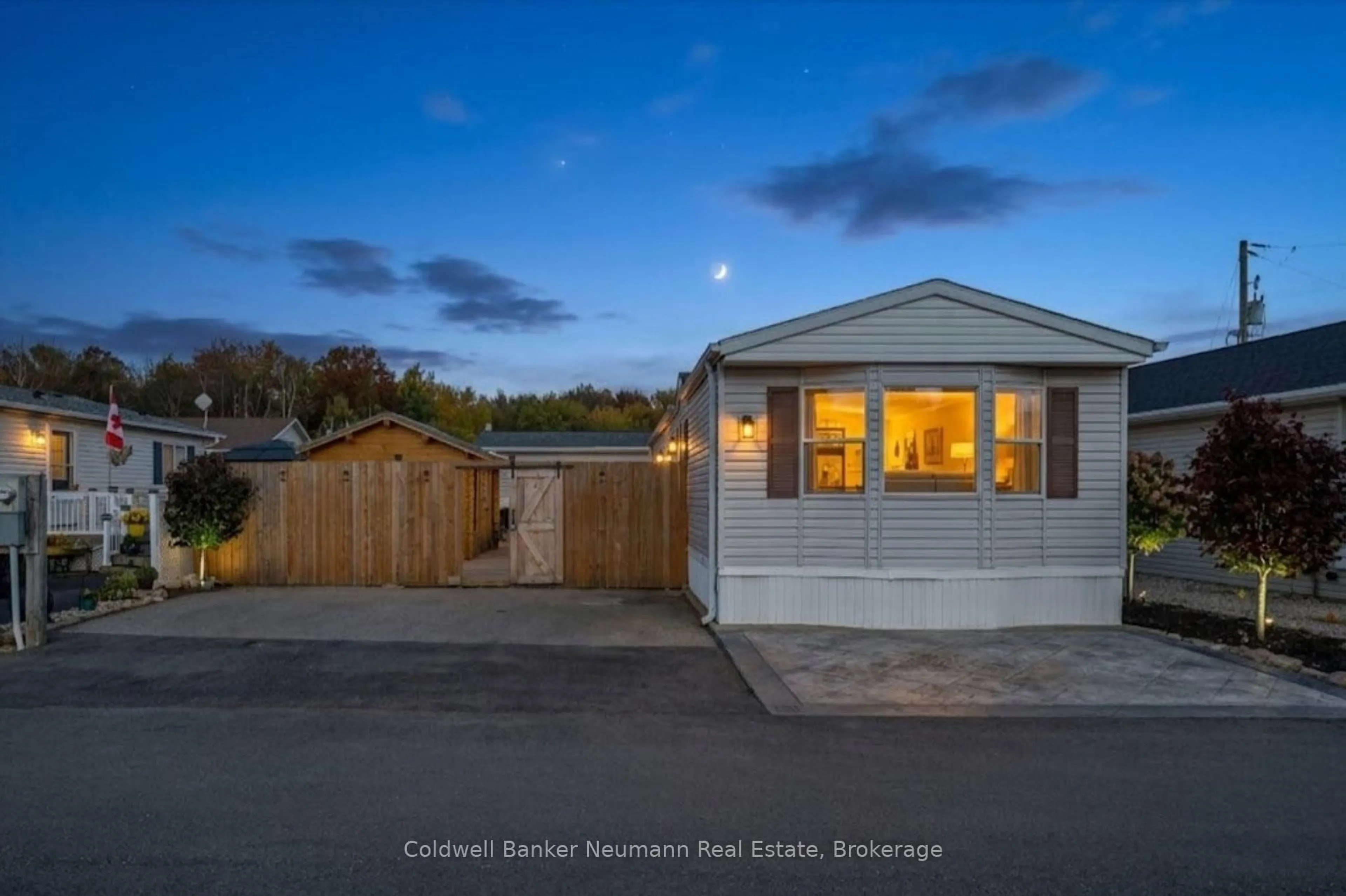 A pic from outside/outdoor area/front of a property/back of a property/a pic from drone, street for 5 Walnut Way, Puslinch Ontario N0B 2J0