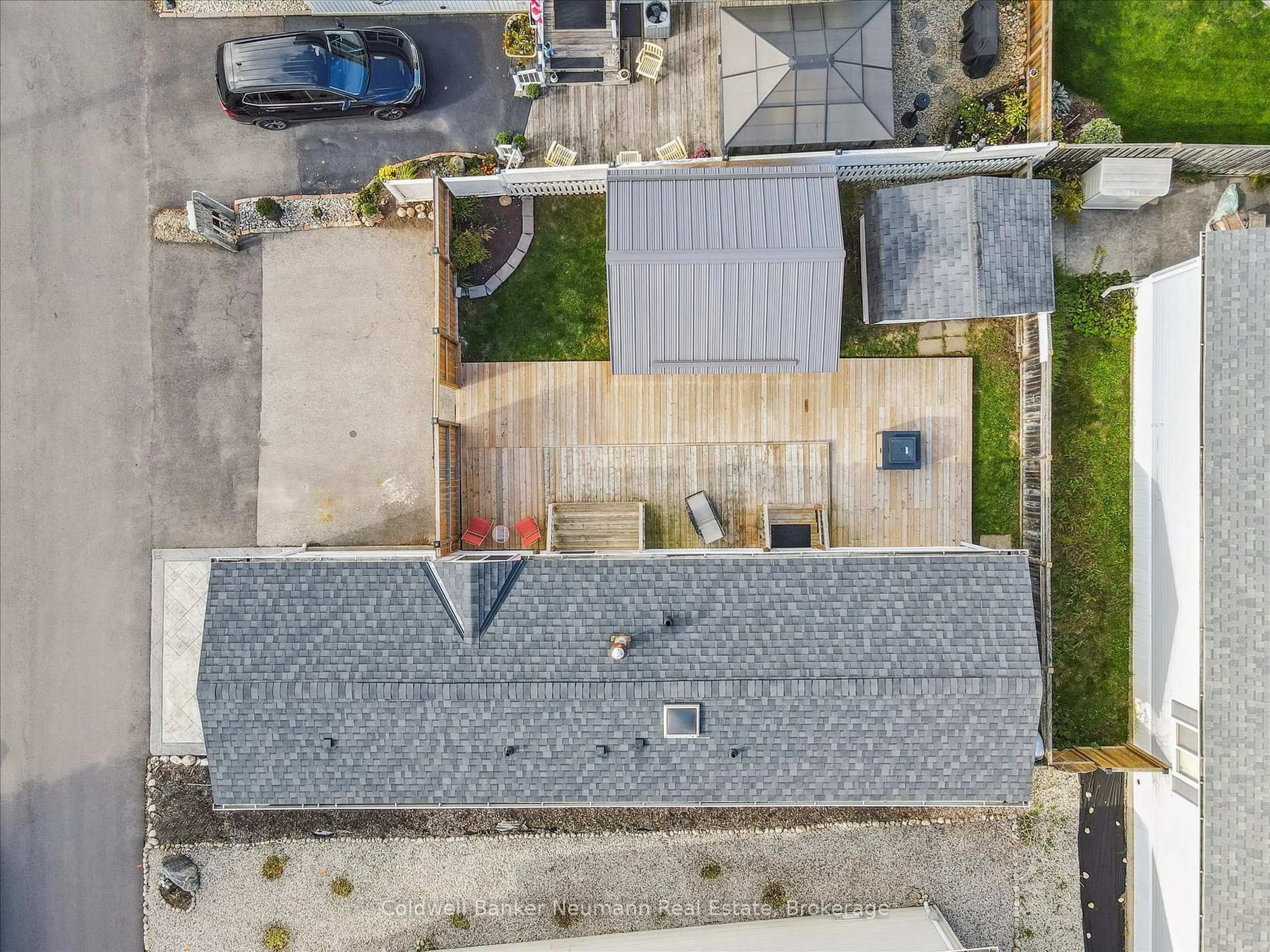 A pic from outside/outdoor area/front of a property/back of a property/a pic from drone, street for 5 Walnut Way, Puslinch Ontario N0B 2J0