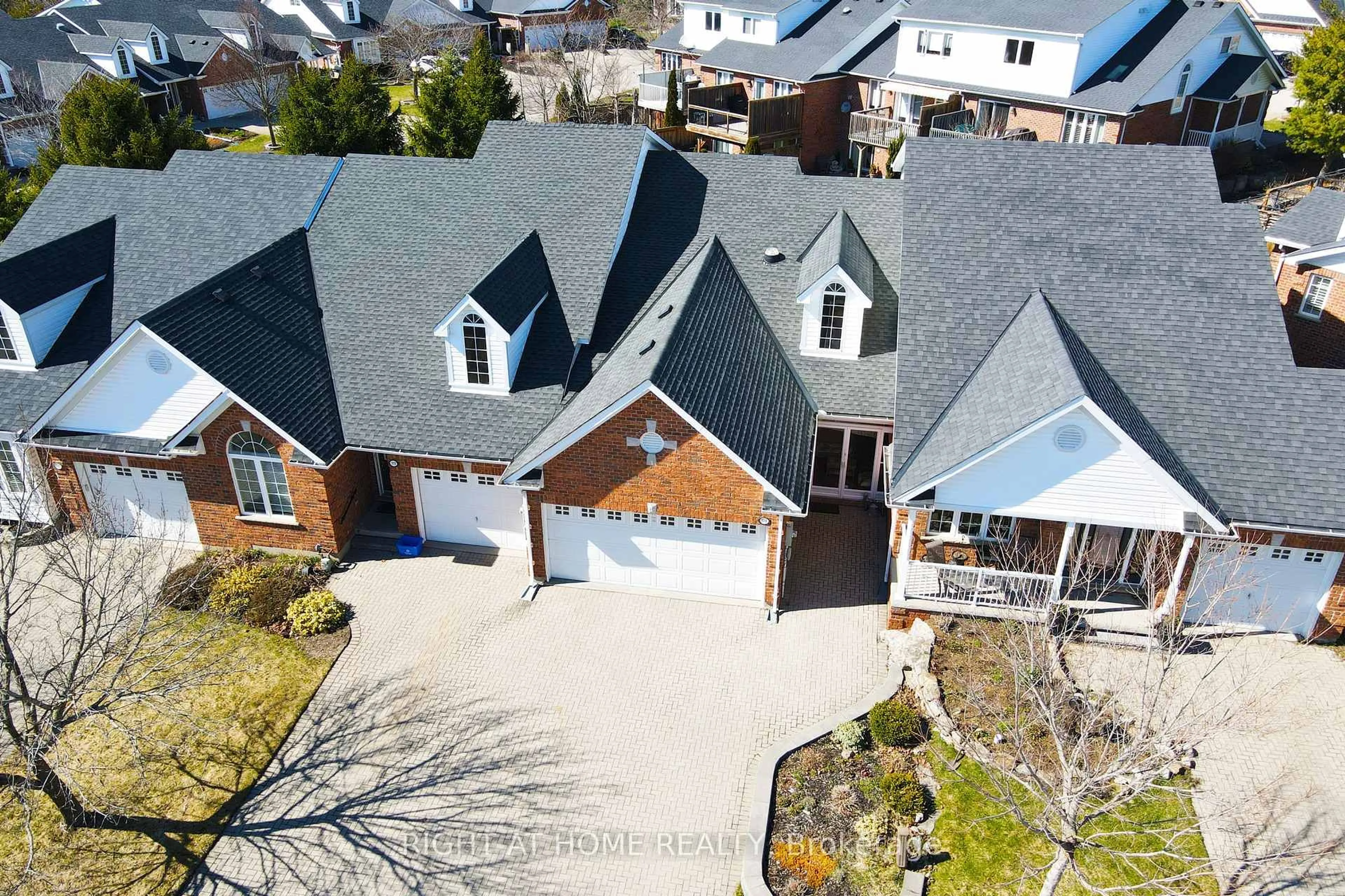 A pic from outside/outdoor area/front of a property/back of a property/a pic from drone, street for 174 Riverwalk Pl, Guelph/Eramosa Ontario N0B 2K0