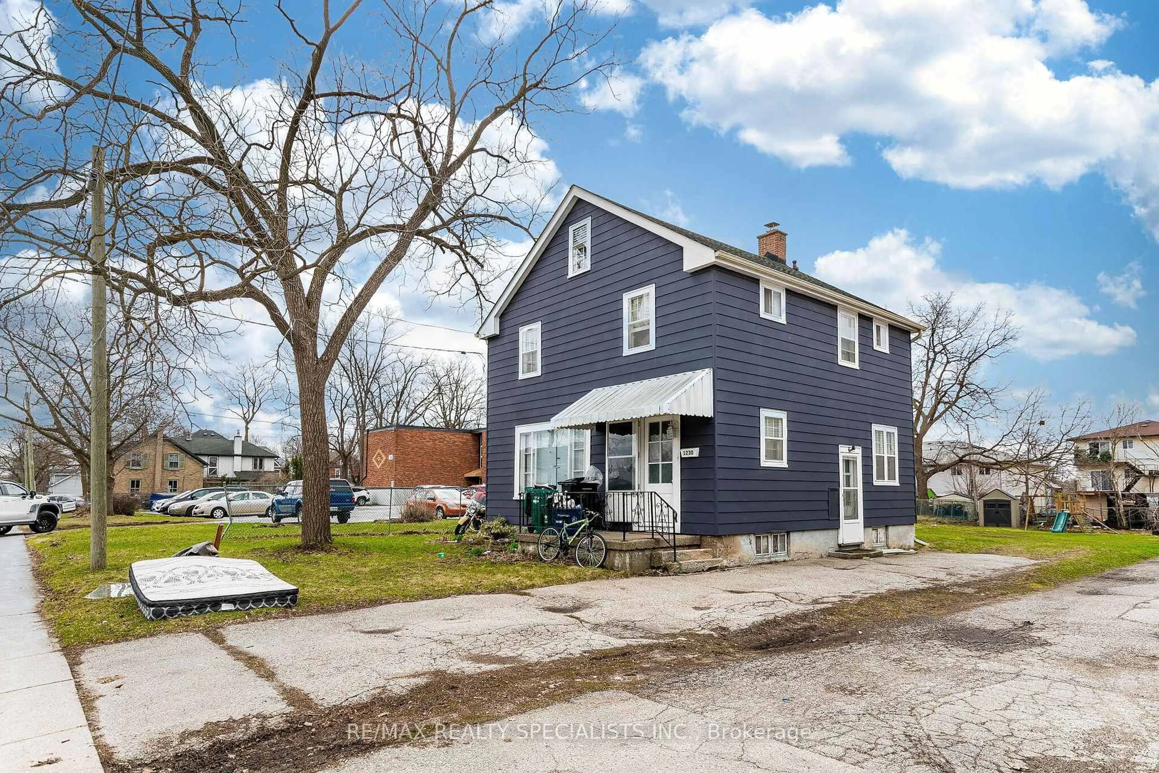 A pic from outside/outdoor area/front of a property/back of a property/a pic from drone, street for 1230 Duke St, Cambridge Ontario N3H 3V7