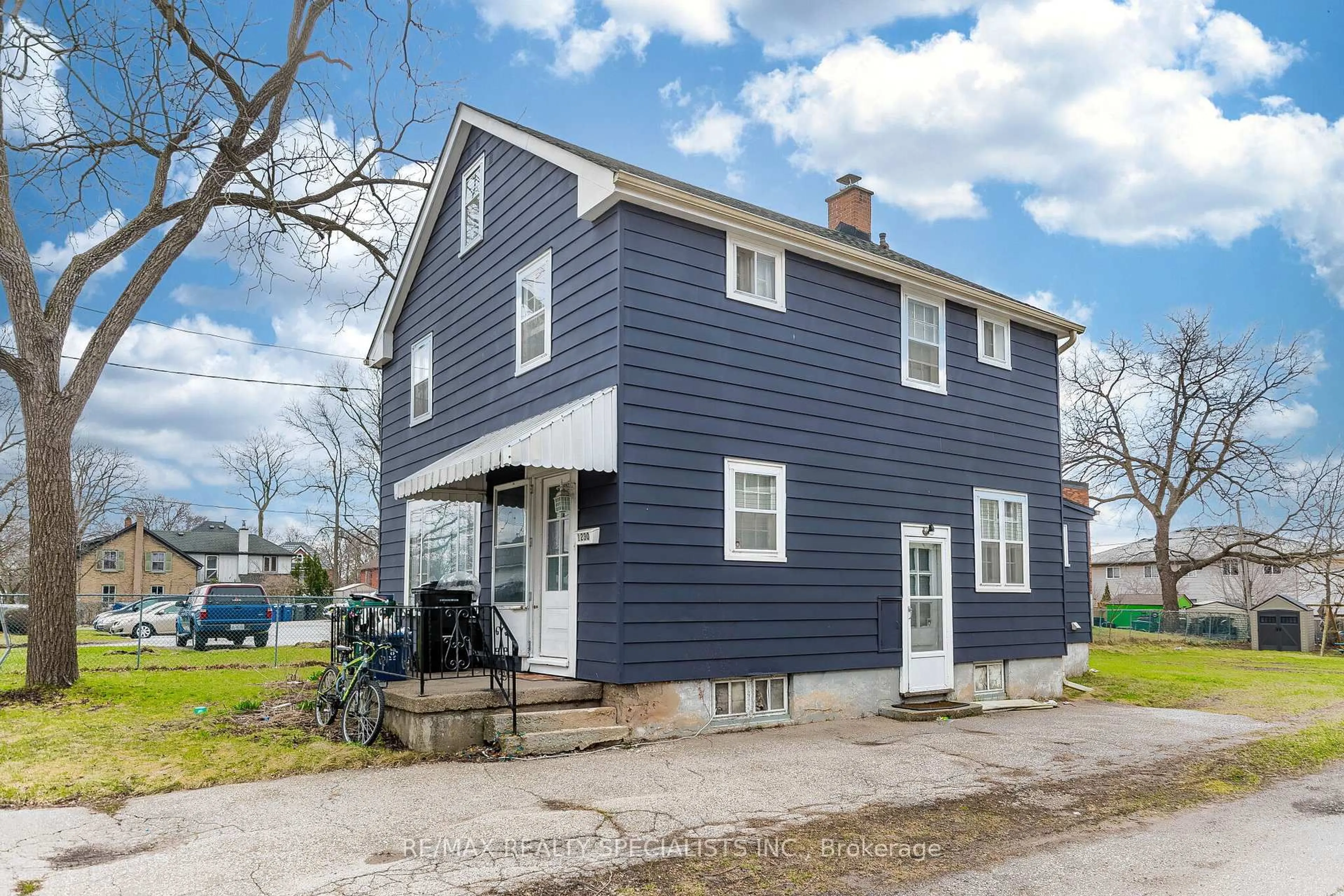 Home with vinyl exterior material, street for 1230 Duke St, Cambridge Ontario N3H 3V7