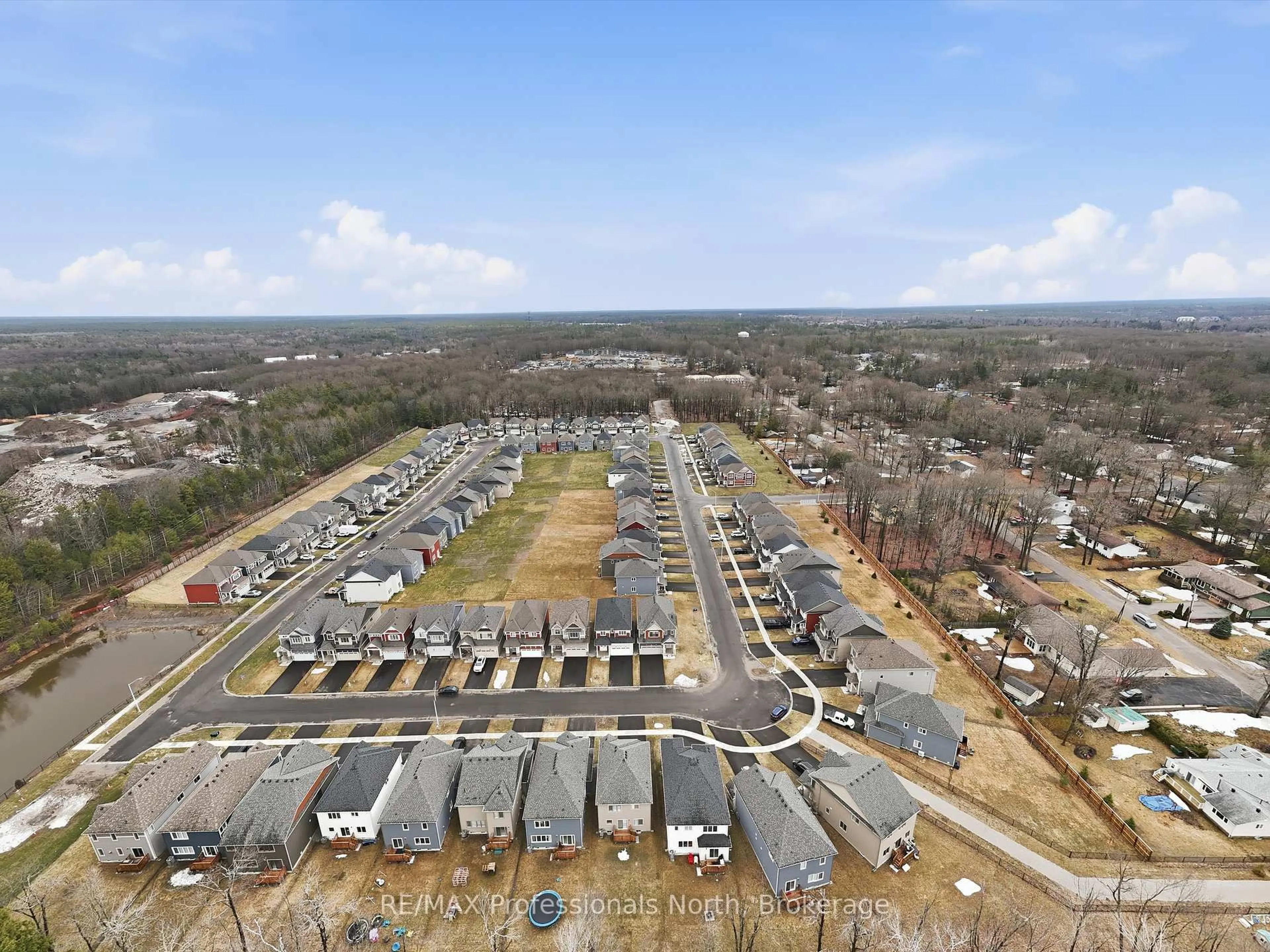 A pic from outside/outdoor area/front of a property/back of a property/a pic from drone, unknown for 385 Beechwood Forest Lane, Gravenhurst Ontario P1P 0H8