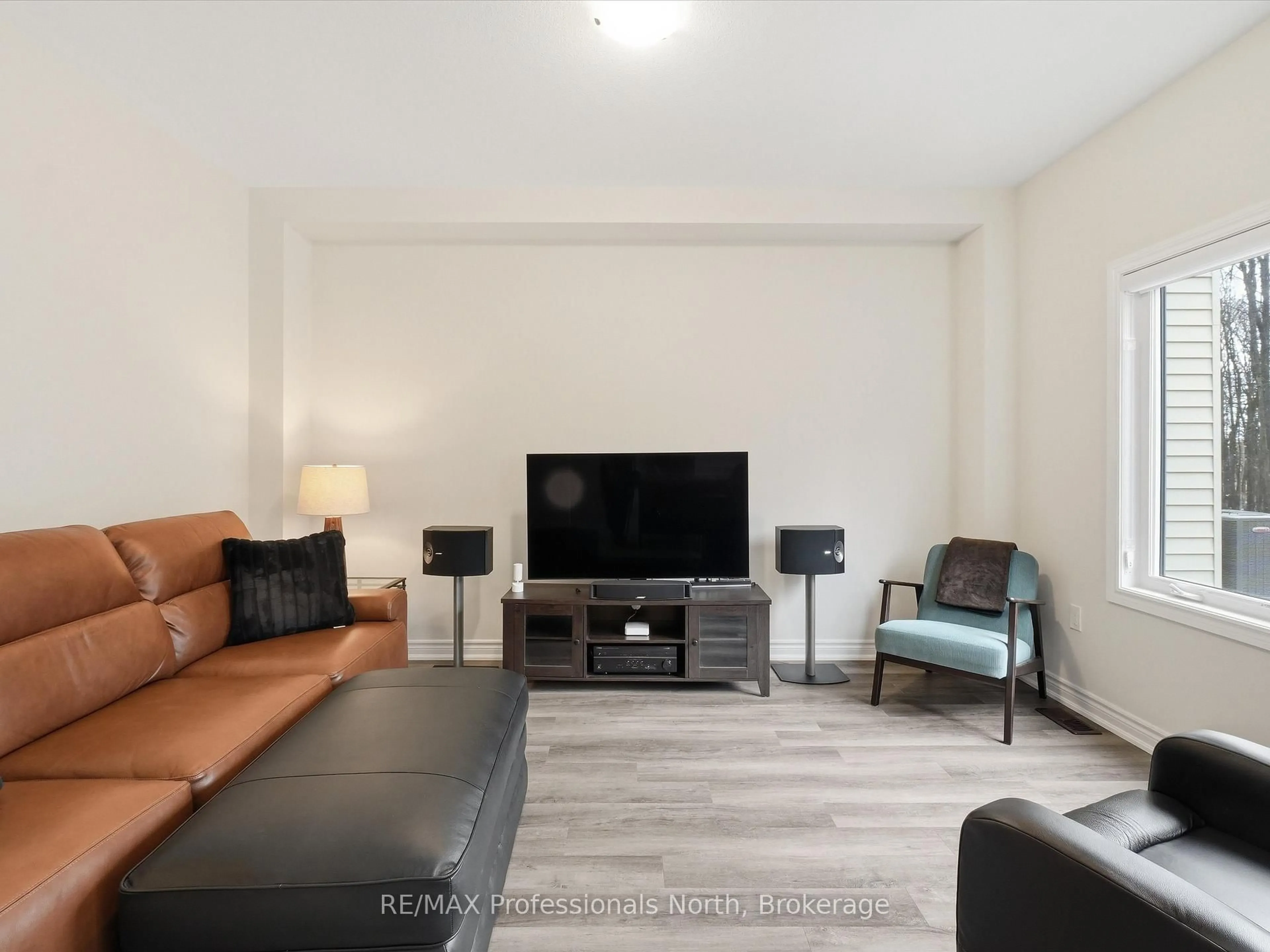 Living room with furniture, unknown for 385 Beechwood Forest Lane, Gravenhurst Ontario P1P 0H8