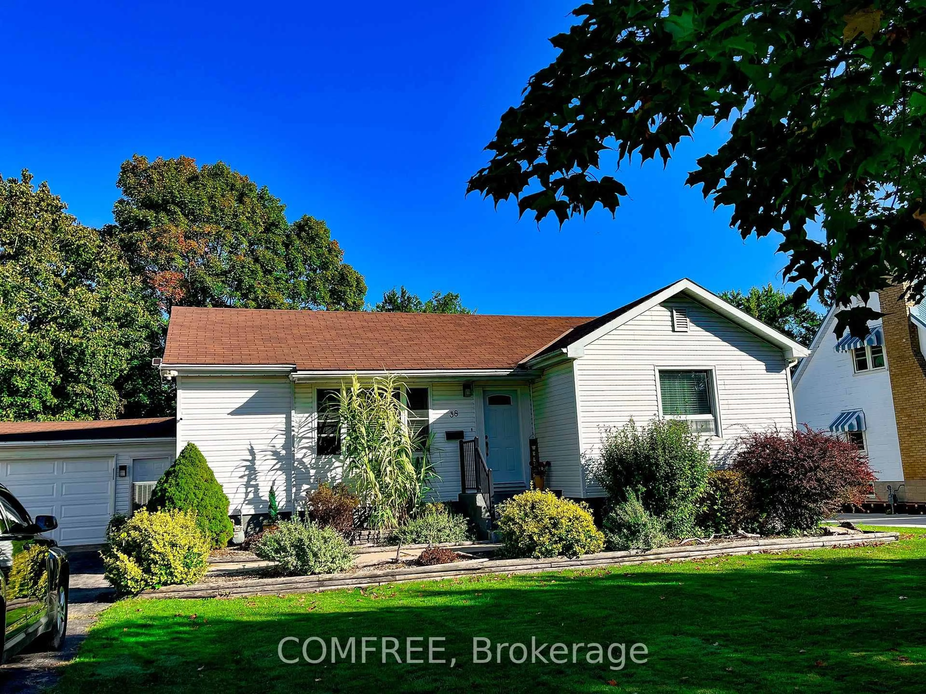 A pic from outside/outdoor area/front of a property/back of a property/a pic from drone, street for 38 South Edgeware Rd, St. Thomas Ontario N5P 2H4