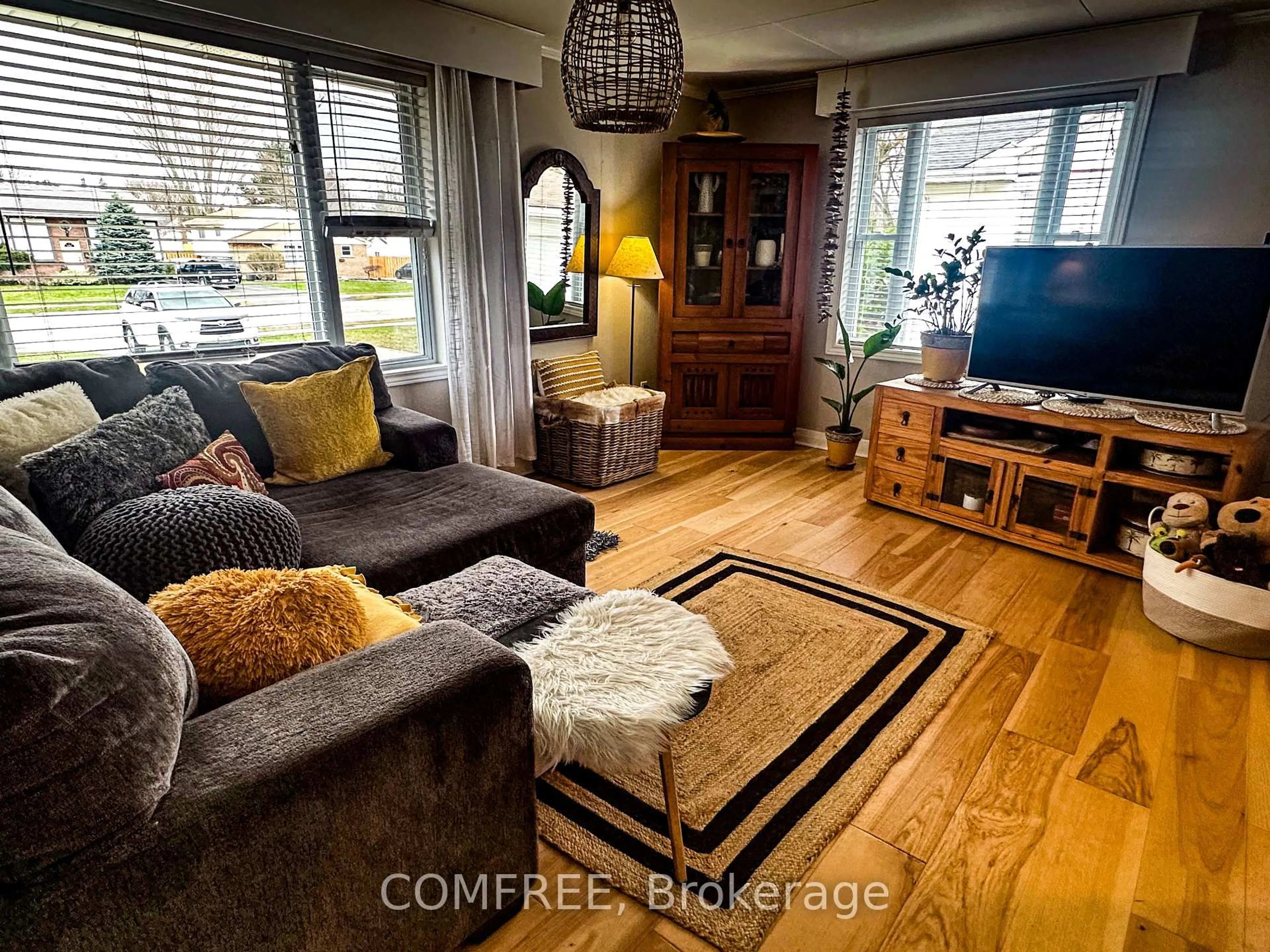 Living room with furniture, wood/laminate floor for 38 South Edgeware Rd, St. Thomas Ontario N5P 2H4