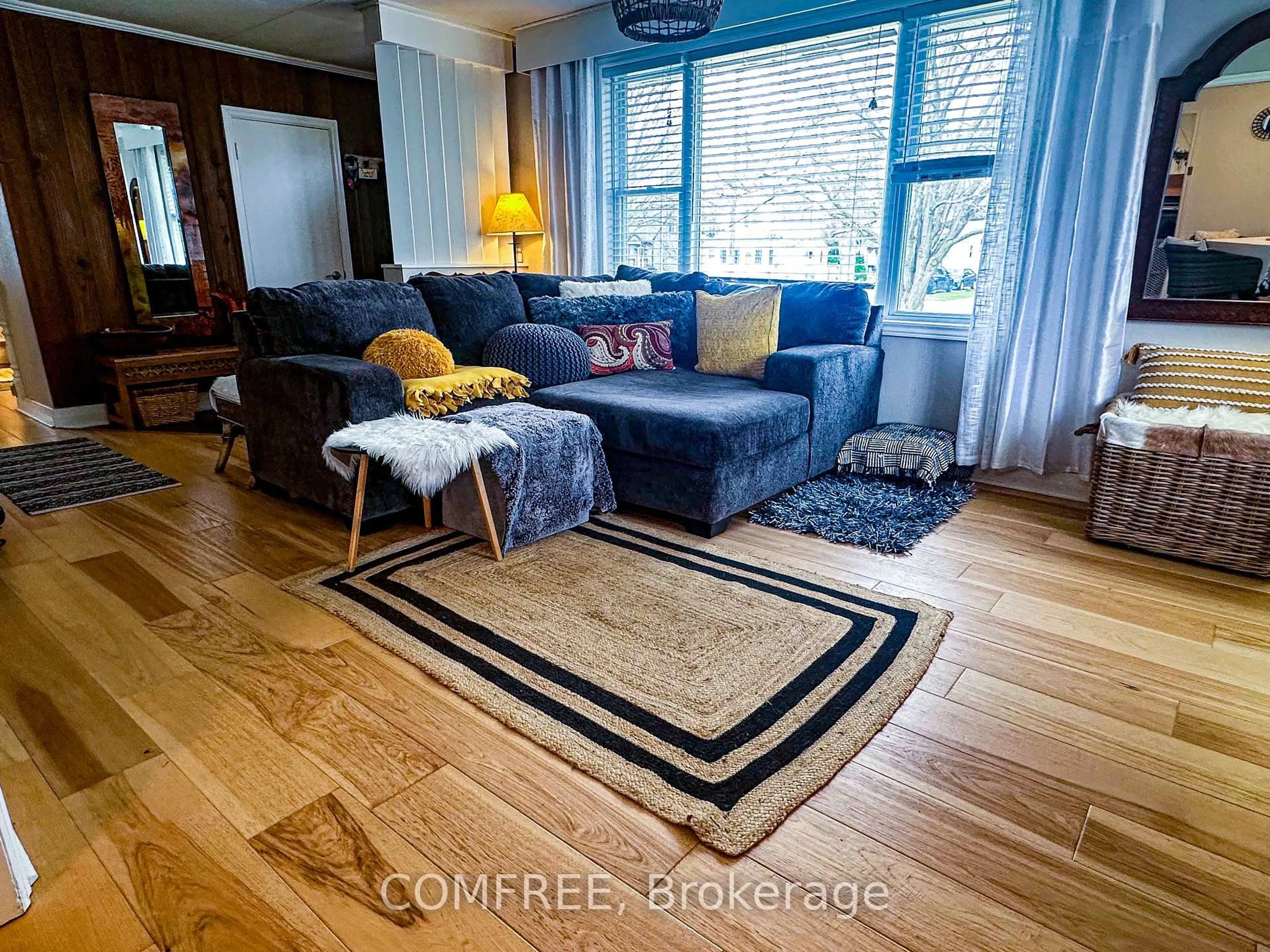 Living room with furniture, unknown for 38 South Edgeware Rd, St. Thomas Ontario N5P 2H4