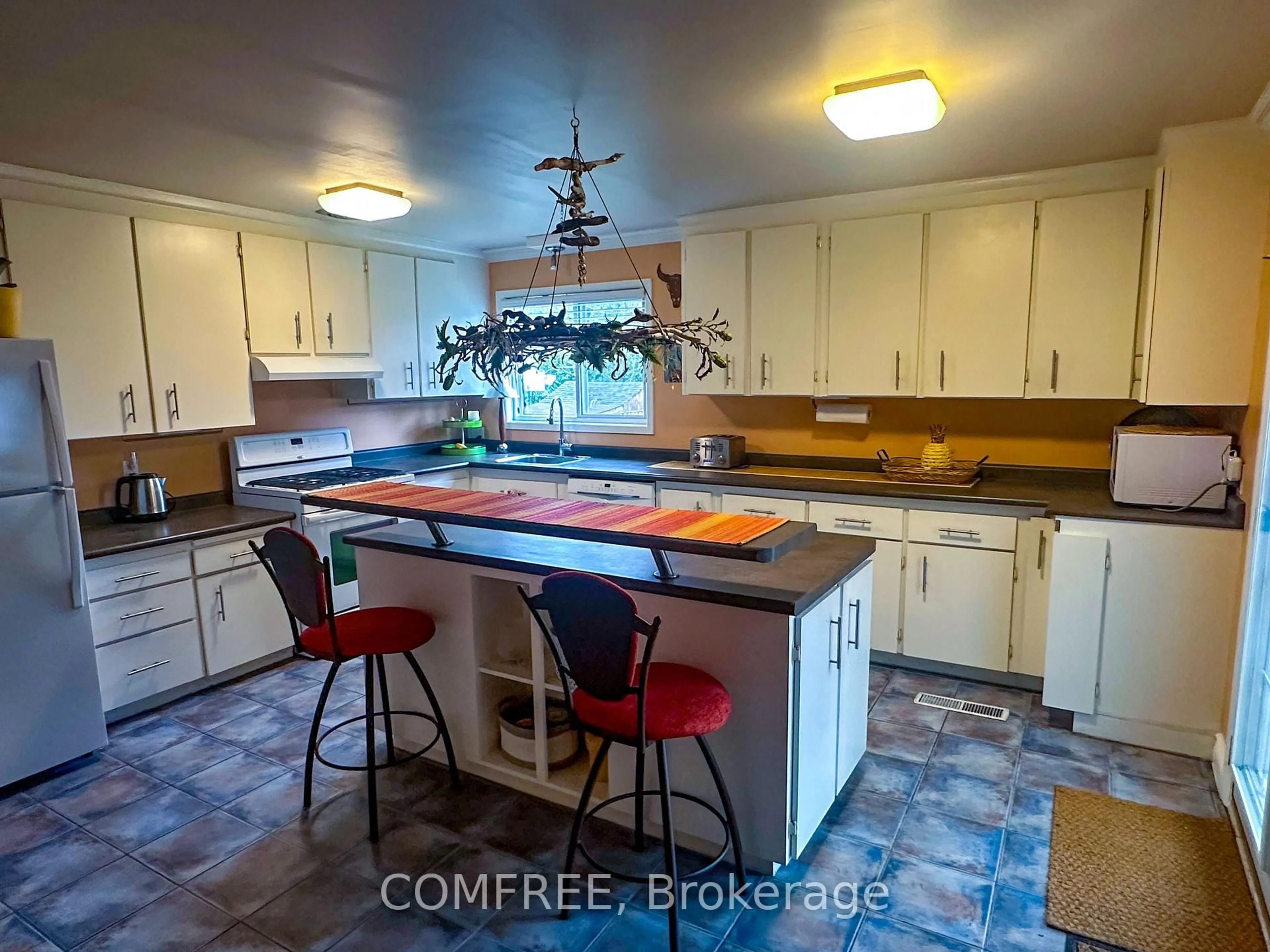 Open concept kitchen, ceramic/tile floor for 38 South Edgeware Rd, St. Thomas Ontario N5P 2H4